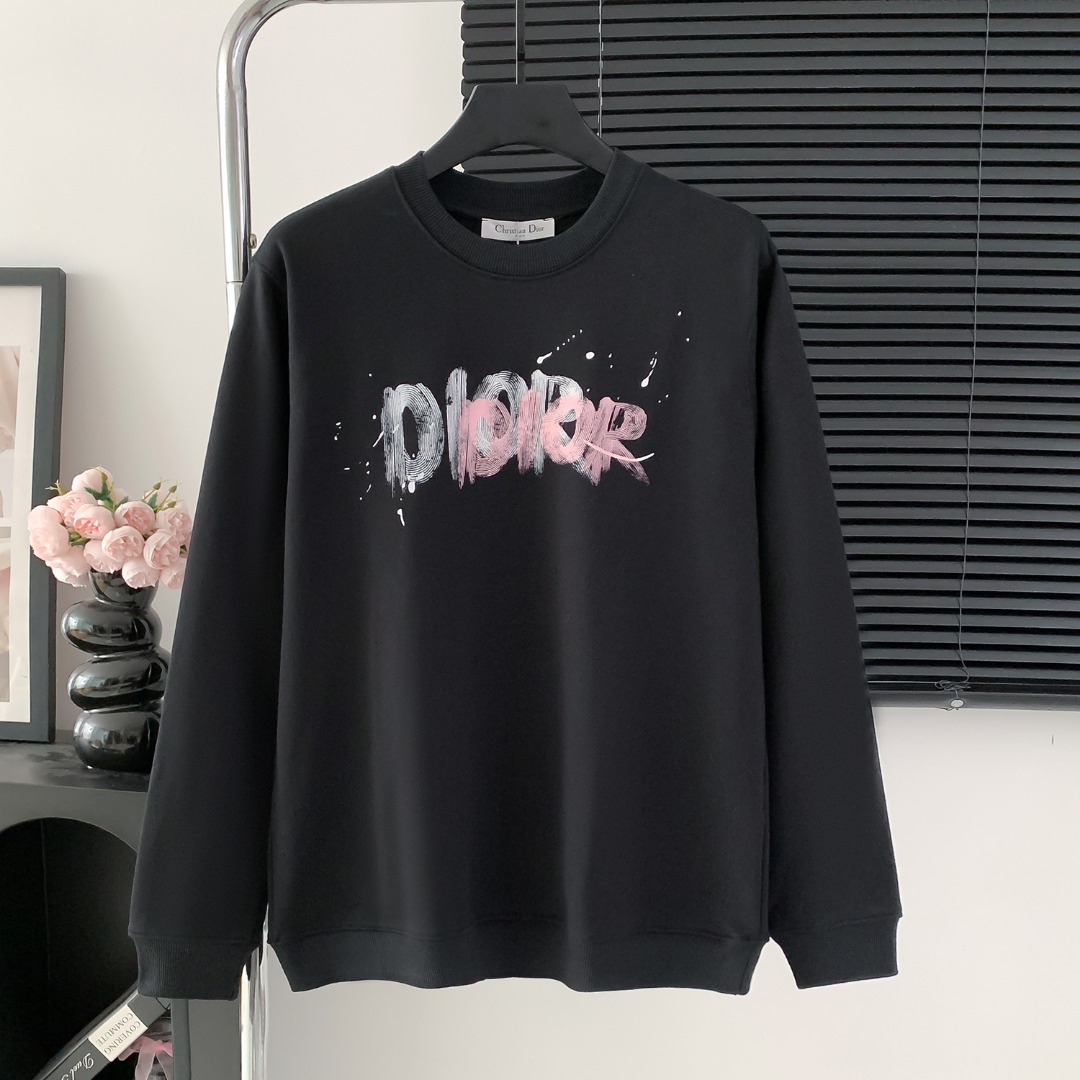 Sudadera Dior con cuello redondo y estampado de grafitis. La tela está hecha de tejido original de felpa de algodón pur…