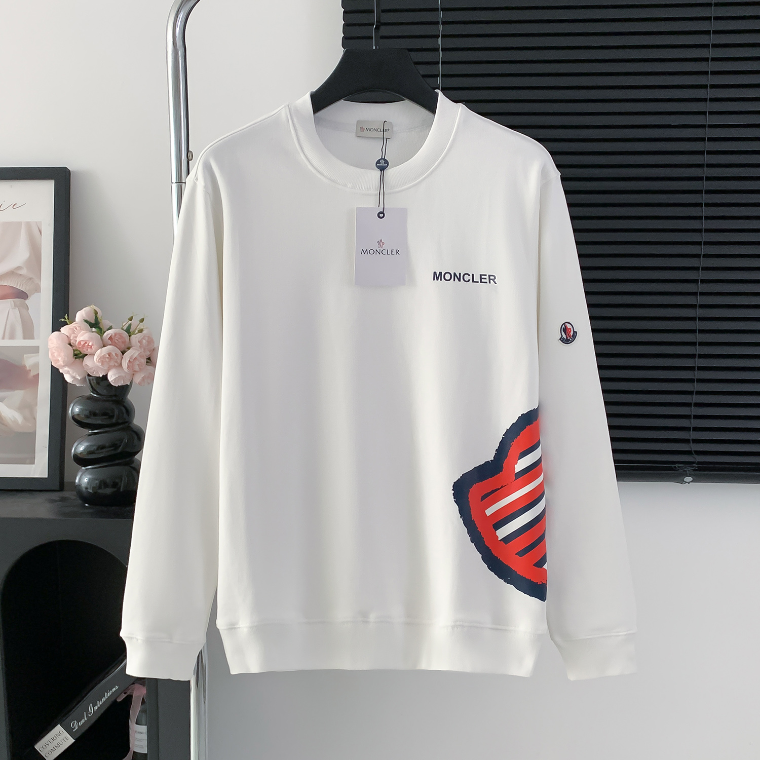 Sudadera con cuello redondo Moncler con estampado de corazón y letras pequeñas. El tejido es algodón puro de felpa de 4…