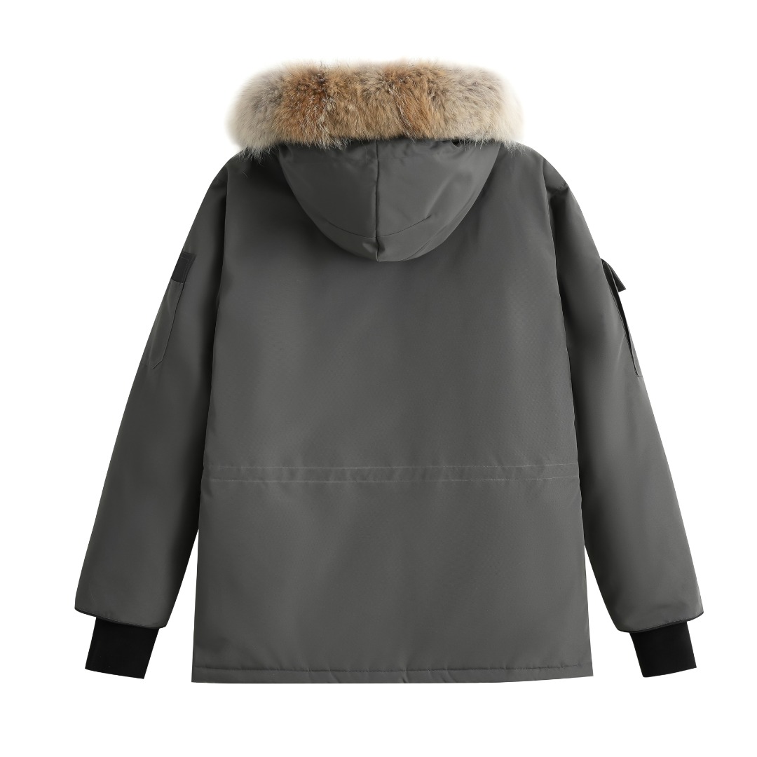 顶级版本💰P420 平面图 自家拍摄 同行请勿以次充好盗图！
款号：Y60-🇨🇦CANADA GOOES 24款新款08款/情侣款
工厂直供:供应全球代购.微商.实体.天猫.高端档口以及工作室合作，可免费代发！
加拿大鹅Expedition远征派克大衣08款男女同款，中长款，永恒中最经典款，南北极科考队等都选择加拿大鹅作为御寒装备，羽绒服界的劳斯莱斯。
➖ 行业领先防伪芯片感应。
➖ 进口百灵达绣花机定制绣花标，最高级别超行业领先。
➖ 进口韩国21支涤棉混纺原厂面料，TC85防水涂层面料，放水防风且耐磨。
➖ 新国标80白鸭绒平均充绒520克.充绒量行业级领先。
➖ 100%尼龙nylon里布双重双层封禁设计，防止跑绒，袖口无缝螺纹设计！
➖ 加拿大西部青狼毛领。
➖ 吉田YKK客供原厂定制电镀拉头，YKK双向可锁定拉链，紧实顺滑不掉漆。
➖ 3M复合魔术贴经久耐用，辅料五金全部拆版定做。
注:我们文案只有简单明了，与其想看吹嘘文案不如拿样对比了解。
只为最纯粹的大鹅，最专注·最专业·最高品质·最高性价比！
颜色：白色 红色 蓝色 灰色 迷彩 藏青 黑色 灰色黑标 粉色
SIZE:XS-XXL