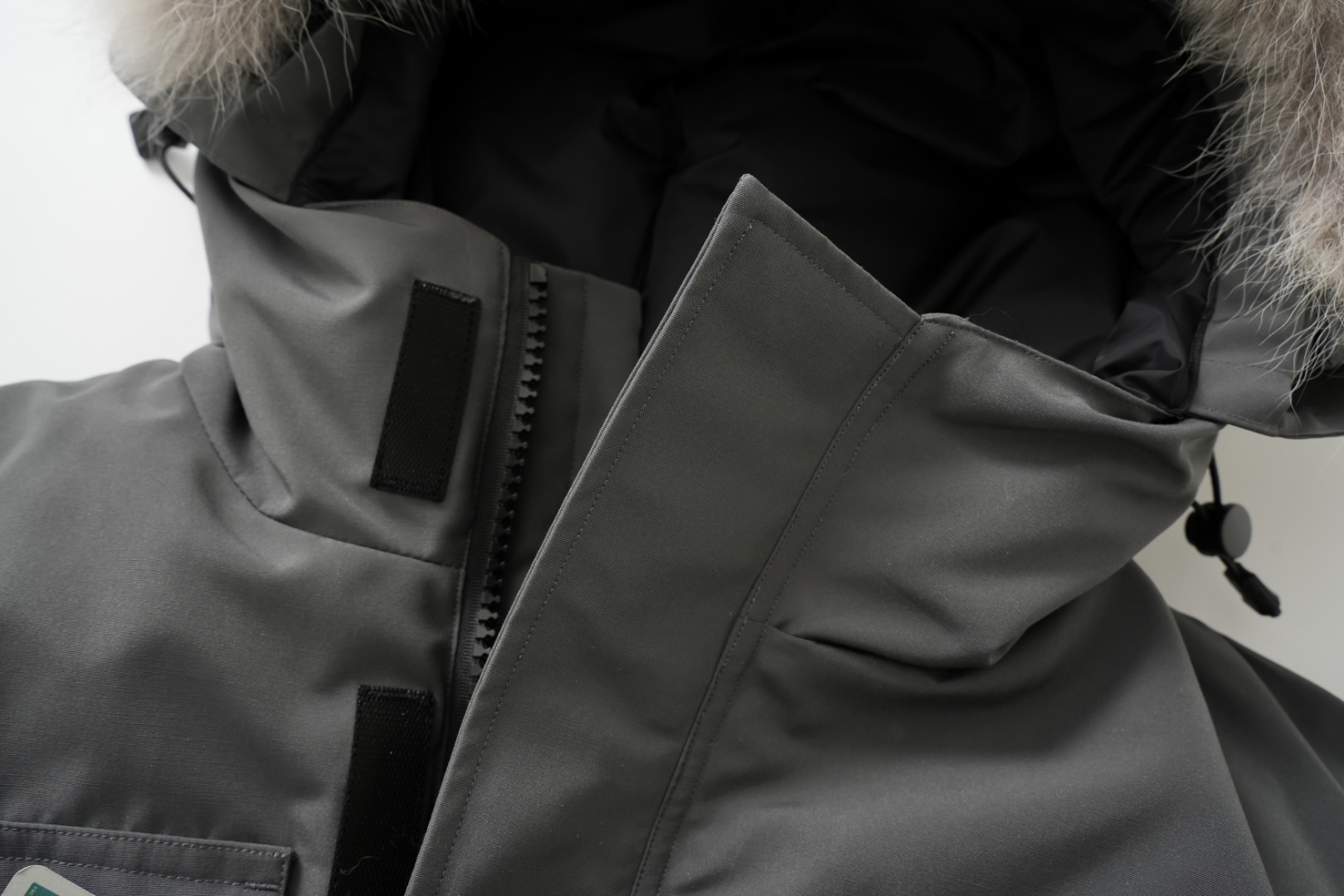 顶级版本💰P420 平面图 自家拍摄 同行请勿以次充好盗图！
款号：Y60-🇨🇦CANADA GOOES 24款新款08款/情侣款
工厂直供:供应全球代购.微商.实体.天猫.高端档口以及工作室合作，可免费代发！
加拿大鹅Expedition远征派克大衣08款男女同款，中长款，永恒中最经典款，南北极科考队等都选择加拿大鹅作为御寒装备，羽绒服界的劳斯莱斯。
➖ 行业领先防伪芯片感应。
➖ 进口百灵达绣花机定制绣花标，最高级别超行业领先。
➖ 进口韩国21支涤棉混纺原厂面料，TC85防水涂层面料，放水防风且耐磨。
➖ 新国标80白鸭绒平均充绒520克.充绒量行业级领先。
➖ 100%尼龙nylon里布双重双层封禁设计，防止跑绒，袖口无缝螺纹设计！
➖ 加拿大西部青狼毛领。
➖ 吉田YKK客供原厂定制电镀拉头，YKK双向可锁定拉链，紧实顺滑不掉漆。
➖ 3M复合魔术贴经久耐用，辅料五金全部拆版定做。
注:我们文案只有简单明了，与其想看吹嘘文案不如拿样对比了解。
只为最纯粹的大鹅，最专注·最专业·最高品质·最高性价比！
颜色：白色 红色 蓝色 灰色 迷彩 藏青 黑色 灰色黑标 粉色
SIZE:XS-XXL