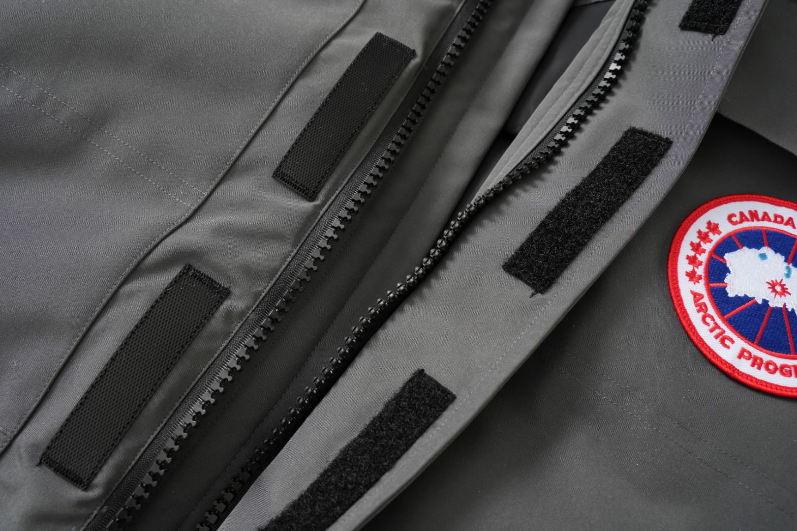 顶级版本💰P420 平面图 自家拍摄 同行请勿以次充好盗图！
款号：Y60-🇨🇦CANADA GOOES 24款新款08款/情侣款
工厂直供:供应全球代购.微商.实体.天猫.高端档口以及工作室合作，可免费代发！
加拿大鹅Expedition远征派克大衣08款男女同款，中长款，永恒中最经典款，南北极科考队等都选择加拿大鹅作为御寒装备，羽绒服界的劳斯莱斯。
➖ 行业领先防伪芯片感应。
➖ 进口百灵达绣花机定制绣花标，最高级别超行业领先。
➖ 进口韩国21支涤棉混纺原厂面料，TC85防水涂层面料，放水防风且耐磨。
➖ 新国标80白鸭绒平均充绒520克.充绒量行业级领先。
➖ 100%尼龙nylon里布双重双层封禁设计，防止跑绒，袖口无缝螺纹设计！
➖ 加拿大西部青狼毛领。
➖ 吉田YKK客供原厂定制电镀拉头，YKK双向可锁定拉链，紧实顺滑不掉漆。
➖ 3M复合魔术贴经久耐用，辅料五金全部拆版定做。
注:我们文案只有简单明了，与其想看吹嘘文案不如拿样对比了解。
只为最纯粹的大鹅，最专注·最专业·最高品质·最高性价比！
颜色：白色 红色 蓝色 灰色 迷彩 藏青 黑色 灰色黑标 粉色
SIZE:XS-XXL