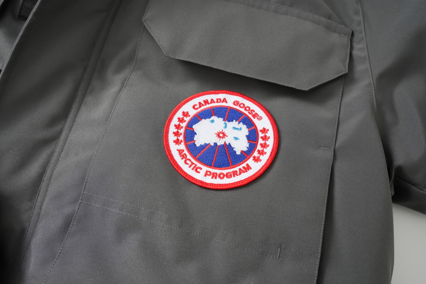 顶级版本💰P420 平面图 自家拍摄 同行请勿以次充好盗图！
款号：Y60-🇨🇦CANADA GOOES 24款新款08款/情侣款
工厂直供:供应全球代购.微商.实体.天猫.高端档口以及工作室合作，可免费代发！
加拿大鹅Expedition远征派克大衣08款男女同款，中长款，永恒中最经典款，南北极科考队等都选择加拿大鹅作为御寒装备，羽绒服界的劳斯莱斯。
➖ 行业领先防伪芯片感应。
➖ 进口百灵达绣花机定制绣花标，最高级别超行业领先。
➖ 进口韩国21支涤棉混纺原厂面料，TC85防水涂层面料，放水防风且耐磨。
➖ 新国标80白鸭绒平均充绒520克.充绒量行业级领先。
➖ 100%尼龙nylon里布双重双层封禁设计，防止跑绒，袖口无缝螺纹设计！
➖ 加拿大西部青狼毛领。
➖ 吉田YKK客供原厂定制电镀拉头，YKK双向可锁定拉链，紧实顺滑不掉漆。
➖ 3M复合魔术贴经久耐用，辅料五金全部拆版定做。
注:我们文案只有简单明了，与其想看吹嘘文案不如拿样对比了解。
只为最纯粹的大鹅，最专注·最专业·最高品质·最高性价比！
颜色：白色 红色 蓝色 灰色 迷彩 藏青 黑色 灰色黑标 粉色
SIZE:XS-XXL