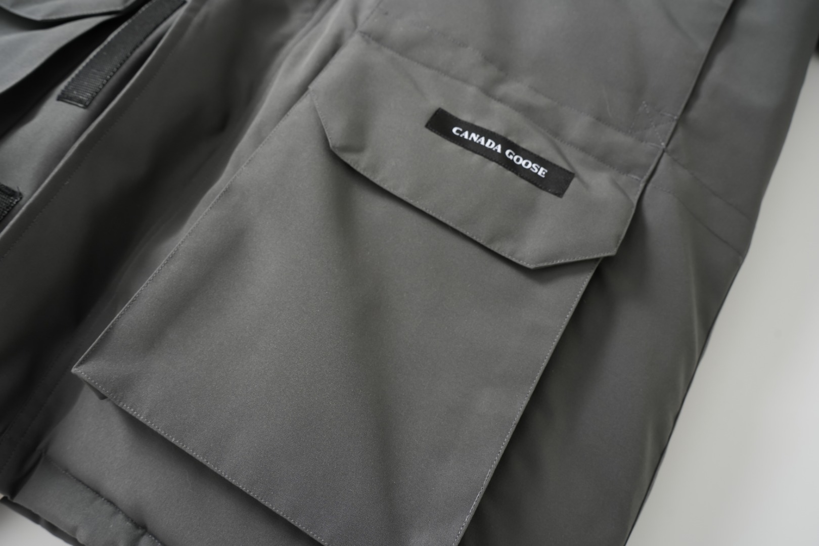 顶级版本💰P420 平面图 自家拍摄 同行请勿以次充好盗图！
款号：Y60-🇨🇦CANADA GOOES 24款新款08款/情侣款
工厂直供:供应全球代购.微商.实体.天猫.高端档口以及工作室合作，可免费代发！
加拿大鹅Expedition远征派克大衣08款男女同款，中长款，永恒中最经典款，南北极科考队等都选择加拿大鹅作为御寒装备，羽绒服界的劳斯莱斯。
➖ 行业领先防伪芯片感应。
➖ 进口百灵达绣花机定制绣花标，最高级别超行业领先。
➖ 进口韩国21支涤棉混纺原厂面料，TC85防水涂层面料，放水防风且耐磨。
➖ 新国标80白鸭绒平均充绒520克.充绒量行业级领先。
➖ 100%尼龙nylon里布双重双层封禁设计，防止跑绒，袖口无缝螺纹设计！
➖ 加拿大西部青狼毛领。
➖ 吉田YKK客供原厂定制电镀拉头，YKK双向可锁定拉链，紧实顺滑不掉漆。
➖ 3M复合魔术贴经久耐用，辅料五金全部拆版定做。
注:我们文案只有简单明了，与其想看吹嘘文案不如拿样对比了解。
只为最纯粹的大鹅，最专注·最专业·最高品质·最高性价比！
颜色：白色 红色 蓝色 灰色 迷彩 藏青 黑色 灰色黑标 粉色
SIZE:XS-XXL