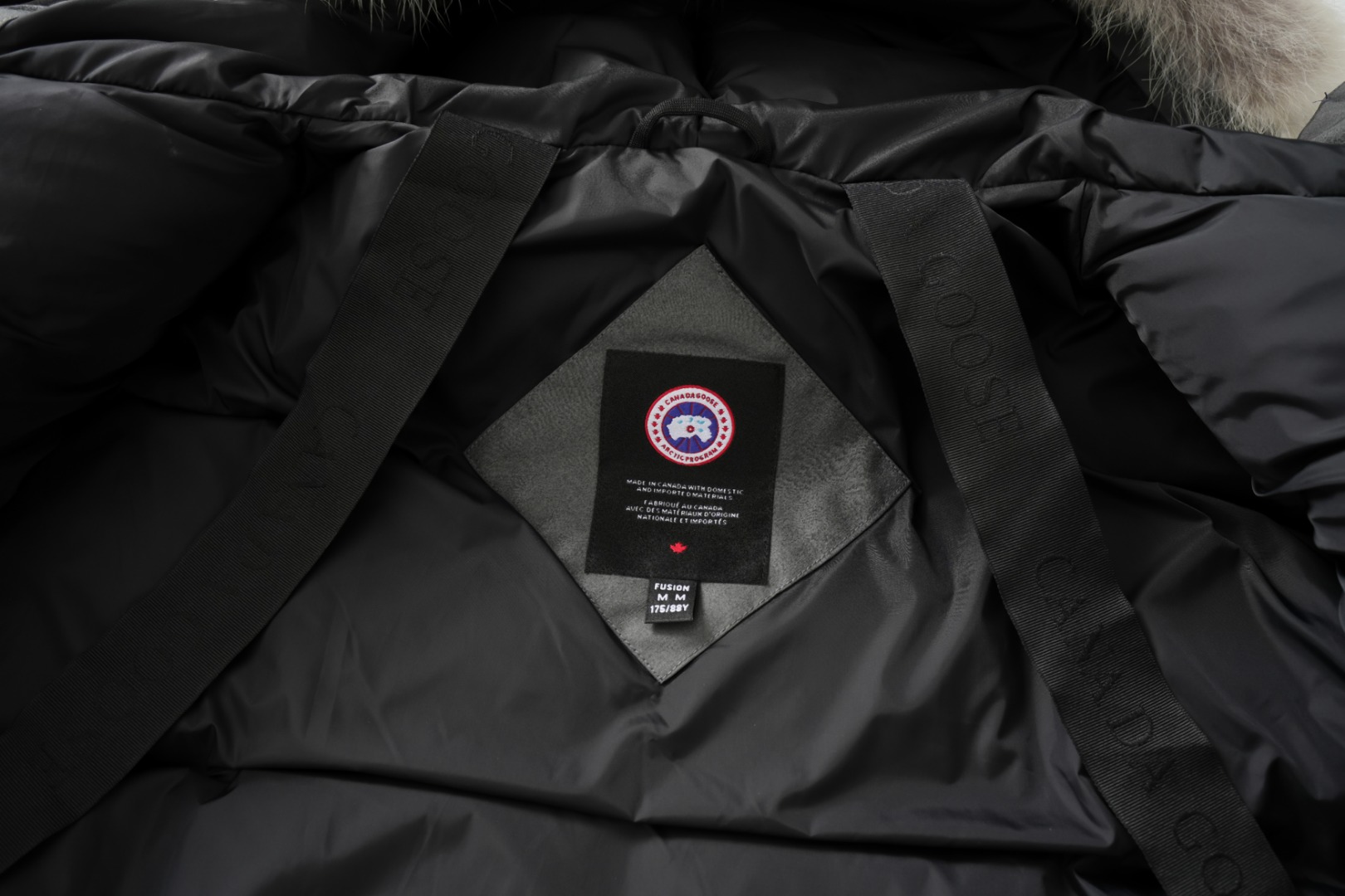 顶级版本💰P420 平面图 自家拍摄 同行请勿以次充好盗图！
款号：Y60-🇨🇦CANADA GOOES 24款新款08款/情侣款
工厂直供:供应全球代购.微商.实体.天猫.高端档口以及工作室合作，可免费代发！
加拿大鹅Expedition远征派克大衣08款男女同款，中长款，永恒中最经典款，南北极科考队等都选择加拿大鹅作为御寒装备，羽绒服界的劳斯莱斯。
➖ 行业领先防伪芯片感应。
➖ 进口百灵达绣花机定制绣花标，最高级别超行业领先。
➖ 进口韩国21支涤棉混纺原厂面料，TC85防水涂层面料，放水防风且耐磨。
➖ 新国标80白鸭绒平均充绒520克.充绒量行业级领先。
➖ 100%尼龙nylon里布双重双层封禁设计，防止跑绒，袖口无缝螺纹设计！
➖ 加拿大西部青狼毛领。
➖ 吉田YKK客供原厂定制电镀拉头，YKK双向可锁定拉链，紧实顺滑不掉漆。
➖ 3M复合魔术贴经久耐用，辅料五金全部拆版定做。
注:我们文案只有简单明了，与其想看吹嘘文案不如拿样对比了解。
只为最纯粹的大鹅，最专注·最专业·最高品质·最高性价比！
颜色：白色 红色 蓝色 灰色 迷彩 藏青 黑色 灰色黑标 粉色
SIZE:XS-XXL