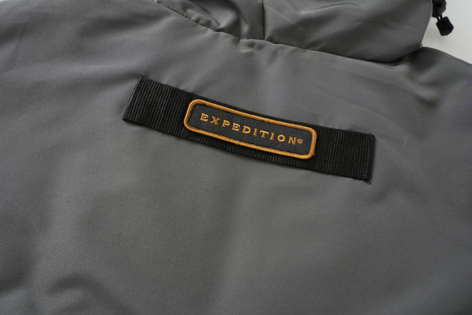 顶级版本💰P420 平面图 自家拍摄 同行请勿以次充好盗图！
款号：Y60-🇨🇦CANADA GOOES 24款新款08款/情侣款
工厂直供:供应全球代购.微商.实体.天猫.高端档口以及工作室合作，可免费代发！
加拿大鹅Expedition远征派克大衣08款男女同款，中长款，永恒中最经典款，南北极科考队等都选择加拿大鹅作为御寒装备，羽绒服界的劳斯莱斯。
➖ 行业领先防伪芯片感应。
➖ 进口百灵达绣花机定制绣花标，最高级别超行业领先。
➖ 进口韩国21支涤棉混纺原厂面料，TC85防水涂层面料，放水防风且耐磨。
➖ 新国标80白鸭绒平均充绒520克.充绒量行业级领先。
➖ 100%尼龙nylon里布双重双层封禁设计，防止跑绒，袖口无缝螺纹设计！
➖ 加拿大西部青狼毛领。
➖ 吉田YKK客供原厂定制电镀拉头，YKK双向可锁定拉链，紧实顺滑不掉漆。
➖ 3M复合魔术贴经久耐用，辅料五金全部拆版定做。
注:我们文案只有简单明了，与其想看吹嘘文案不如拿样对比了解。
只为最纯粹的大鹅，最专注·最专业·最高品质·最高性价比！
颜色：白色 红色 蓝色 灰色 迷彩 藏青 黑色 灰色黑标 粉色
SIZE:XS-XXL