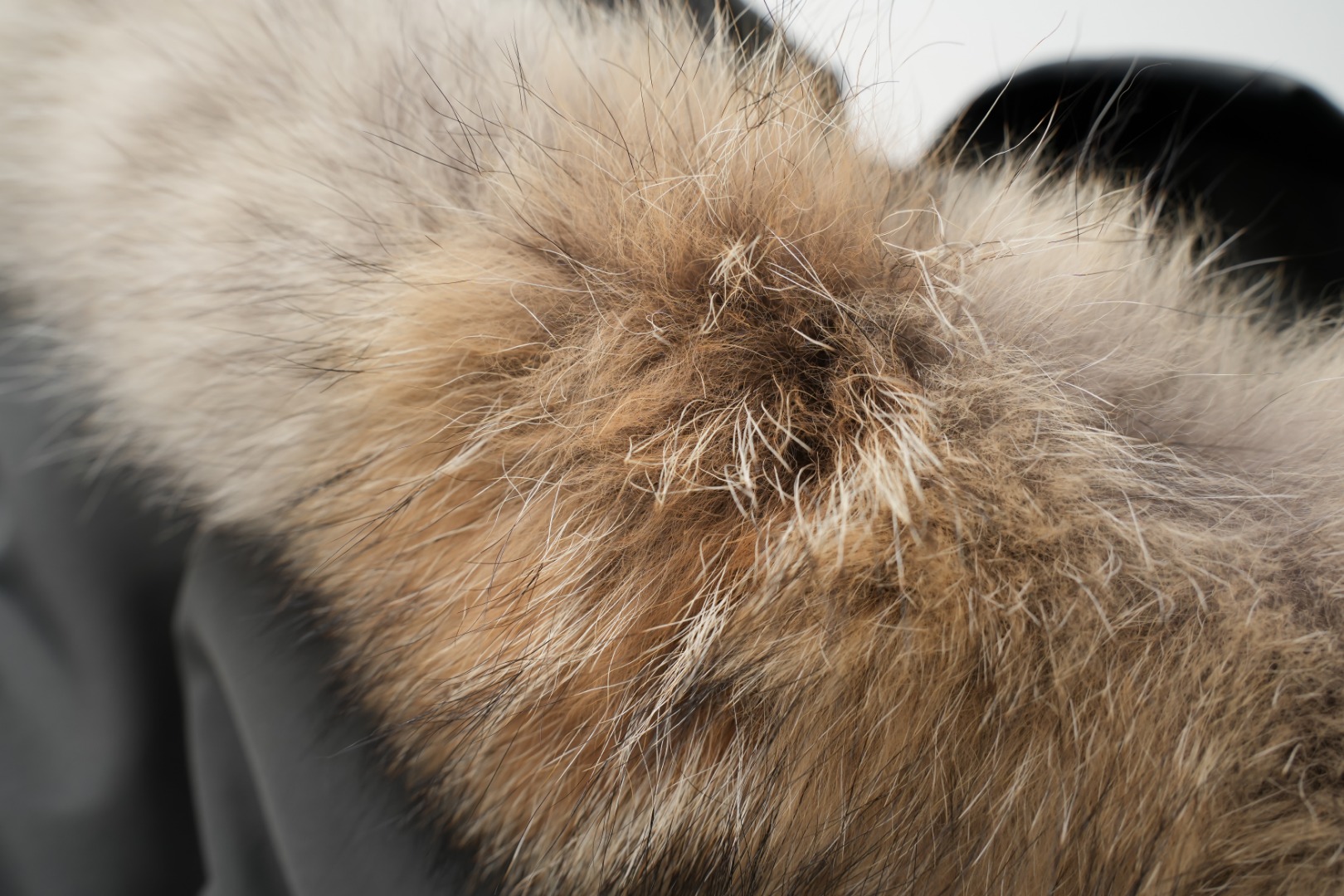 顶级版本💰P420 平面图 自家拍摄 同行请勿以次充好盗图！
款号：Y60-🇨🇦CANADA GOOES 24款新款08款/情侣款
工厂直供:供应全球代购.微商.实体.天猫.高端档口以及工作室合作，可免费代发！
加拿大鹅Expedition远征派克大衣08款男女同款，中长款，永恒中最经典款，南北极科考队等都选择加拿大鹅作为御寒装备，羽绒服界的劳斯莱斯。
➖ 行业领先防伪芯片感应。
➖ 进口百灵达绣花机定制绣花标，最高级别超行业领先。
➖ 进口韩国21支涤棉混纺原厂面料，TC85防水涂层面料，放水防风且耐磨。
➖ 新国标80白鸭绒平均充绒520克.充绒量行业级领先。
➖ 100%尼龙nylon里布双重双层封禁设计，防止跑绒，袖口无缝螺纹设计！
➖ 加拿大西部青狼毛领。
➖ 吉田YKK客供原厂定制电镀拉头，YKK双向可锁定拉链，紧实顺滑不掉漆。
➖ 3M复合魔术贴经久耐用，辅料五金全部拆版定做。
注:我们文案只有简单明了，与其想看吹嘘文案不如拿样对比了解。
只为最纯粹的大鹅，最专注·最专业·最高品质·最高性价比！
颜色：白色 红色 蓝色 灰色 迷彩 藏青 黑色 灰色黑标 粉色
SIZE:XS-XXL