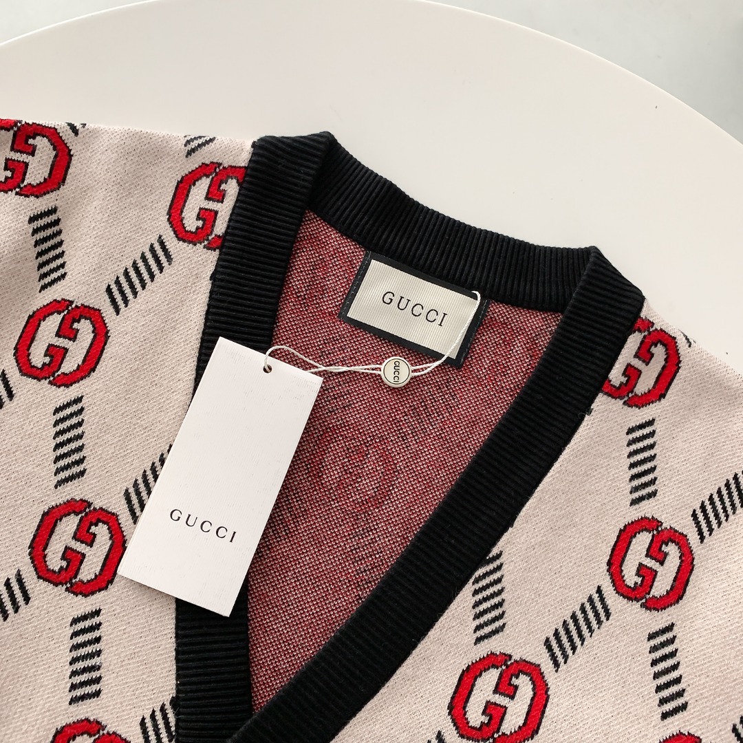 Trendy Italian Sweaters by Gucchi: High-Quality Knits with Logo Details, Various Sizes. - 图片 3