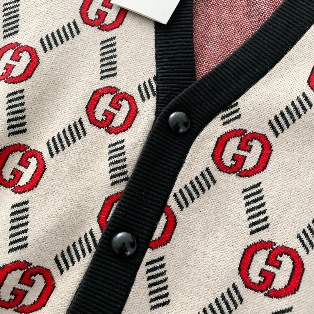 Trendy Italian Sweaters by Gucchi: High-Quality Knits with Logo Details, Various Sizes. - 图片 4