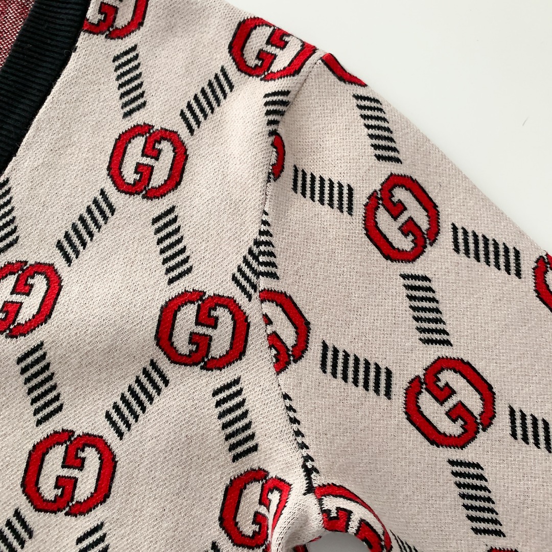 Trendy Italian Sweaters by Gucchi: High-Quality Knits with Logo Details, Various Sizes. - 图片 5