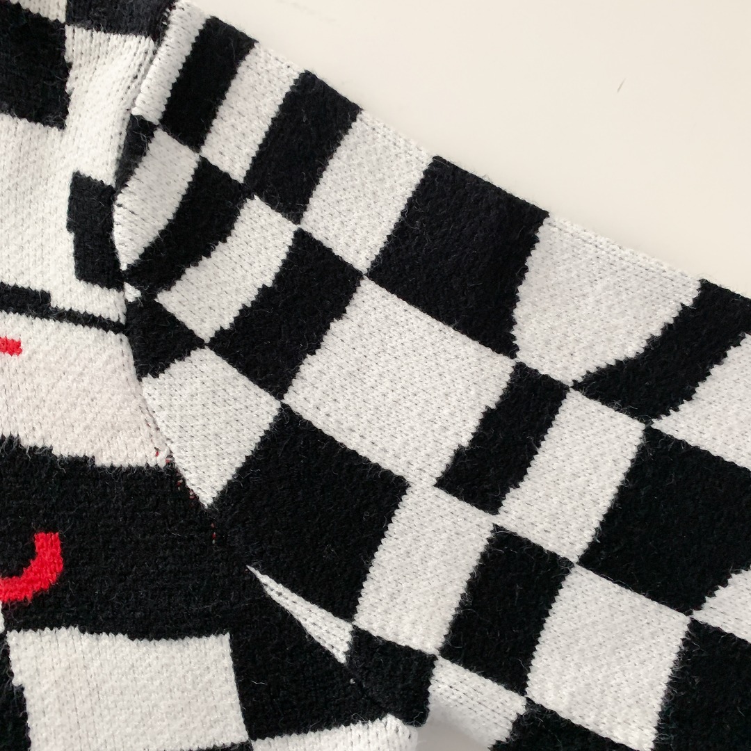 款号：M68 P113
LOUIS VUITTON LV路易威登不规则扭曲黑白棋盘格子高领毛衣秋冬最新款!高品质意大利进口面料，高密度针织，百搭毛衣，内搭衬衫都帅气十足!logo标志!更耐穿更加不易变形，版型极好，各种风格都能轻松hold住，冲着版型面料也要收的类型!年年被追捧的经典时尚装饰已经风靡全球!
颜色：图片色
尺码：S M L XL