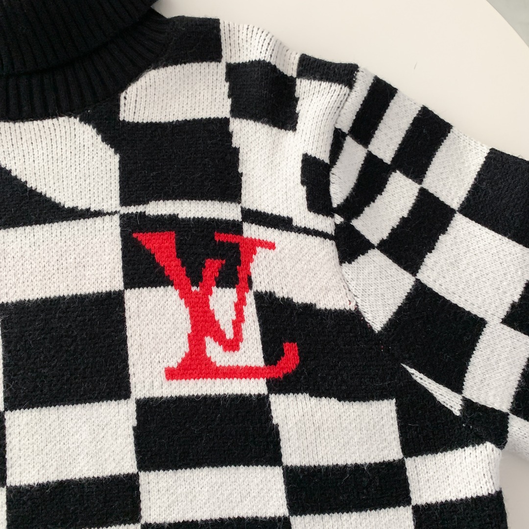款号：M68 P113
LOUIS VUITTON LV路易威登不规则扭曲黑白棋盘格子高领毛衣秋冬最新款!高品质意大利进口面料，高密度针织，百搭毛衣，内搭衬衫都帅气十足!logo标志!更耐穿更加不易变形，版型极好，各种风格都能轻松hold住，冲着版型面料也要收的类型!年年被追捧的经典时尚装饰已经风靡全球!
颜色：图片色
尺码：S M L XL