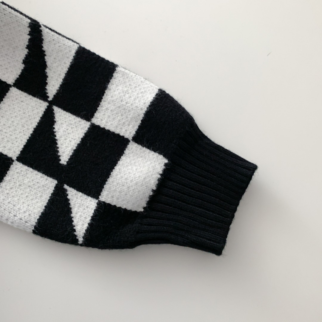 款号：M68 P113
LOUIS VUITTON LV路易威登不规则扭曲黑白棋盘格子高领毛衣秋冬最新款!高品质意大利进口面料，高密度针织，百搭毛衣，内搭衬衫都帅气十足!logo标志!更耐穿更加不易变形，版型极好，各种风格都能轻松hold住，冲着版型面料也要收的类型!年年被追捧的经典时尚装饰已经风靡全球!
颜色：图片色
尺码：S M L XL