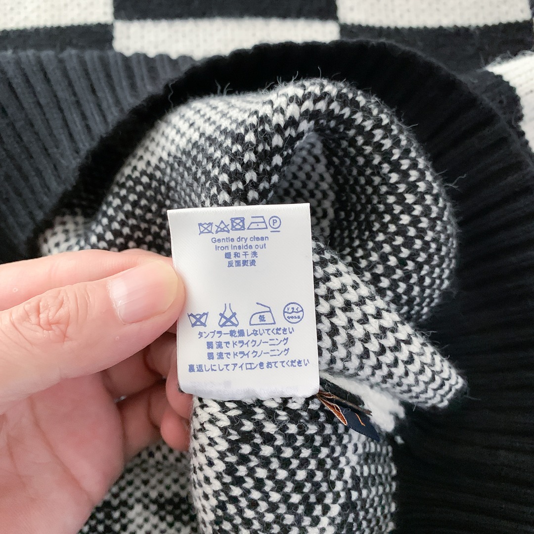 款号：M68 P113
LOUIS VUITTON LV路易威登不规则扭曲黑白棋盘格子高领毛衣秋冬最新款!高品质意大利进口面料，高密度针织，百搭毛衣，内搭衬衫都帅气十足!logo标志!更耐穿更加不易变形，版型极好，各种风格都能轻松hold住，冲着版型面料也要收的类型!年年被追捧的经典时尚装饰已经风靡全球!
颜色：图片色
尺码：S M L XL