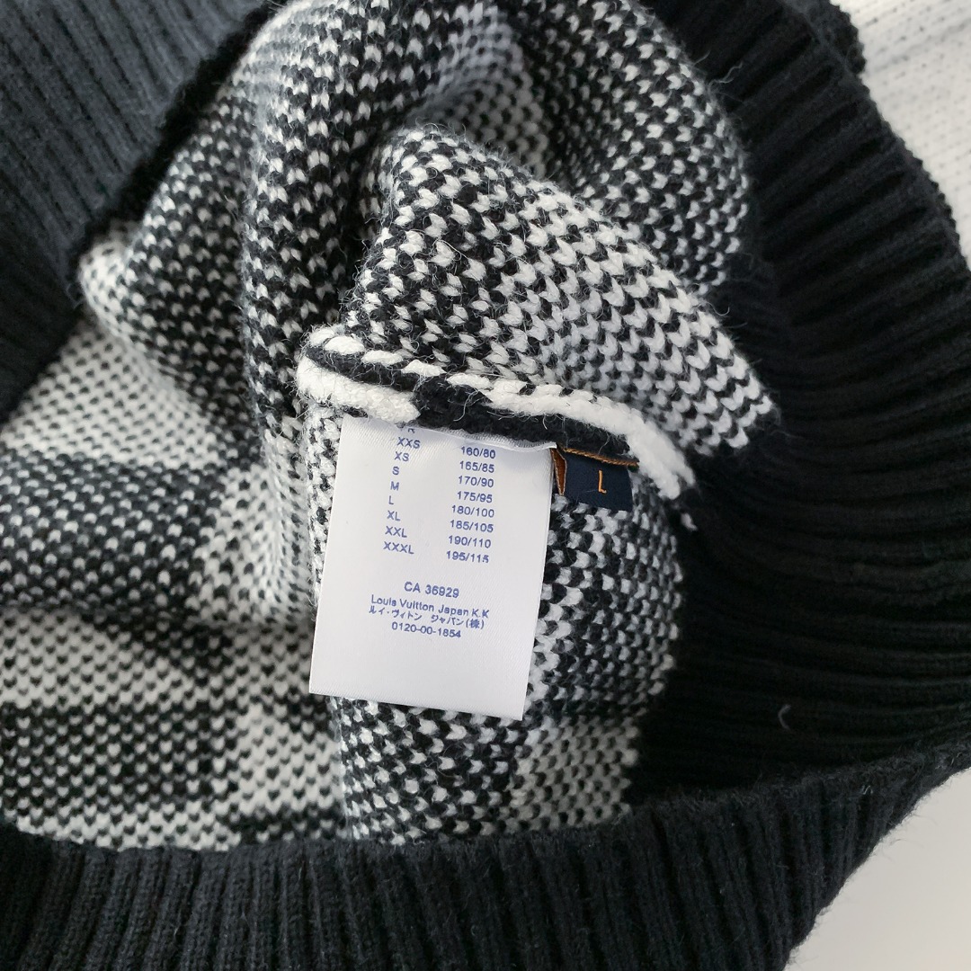 款号：M68 P113
LOUIS VUITTON LV路易威登不规则扭曲黑白棋盘格子高领毛衣秋冬最新款!高品质意大利进口面料，高密度针织，百搭毛衣，内搭衬衫都帅气十足!logo标志!更耐穿更加不易变形，版型极好，各种风格都能轻松hold住，冲着版型面料也要收的类型!年年被追捧的经典时尚装饰已经风靡全球!
颜色：图片色
尺码：S M L XL