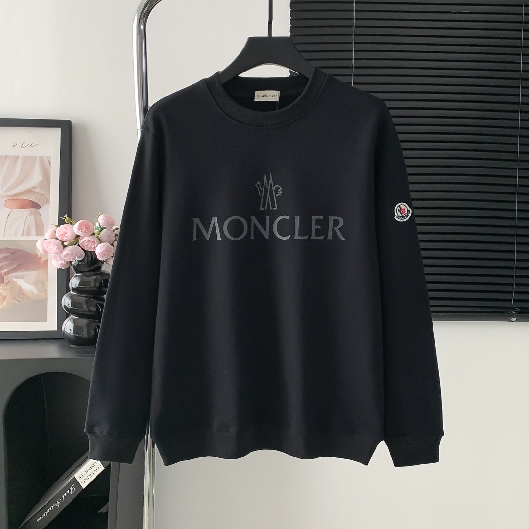 Sudadera con cuello redondo Moncler con estampado de llama y letras pequeñas. El tejido es algodón puro de felpa de 400…
