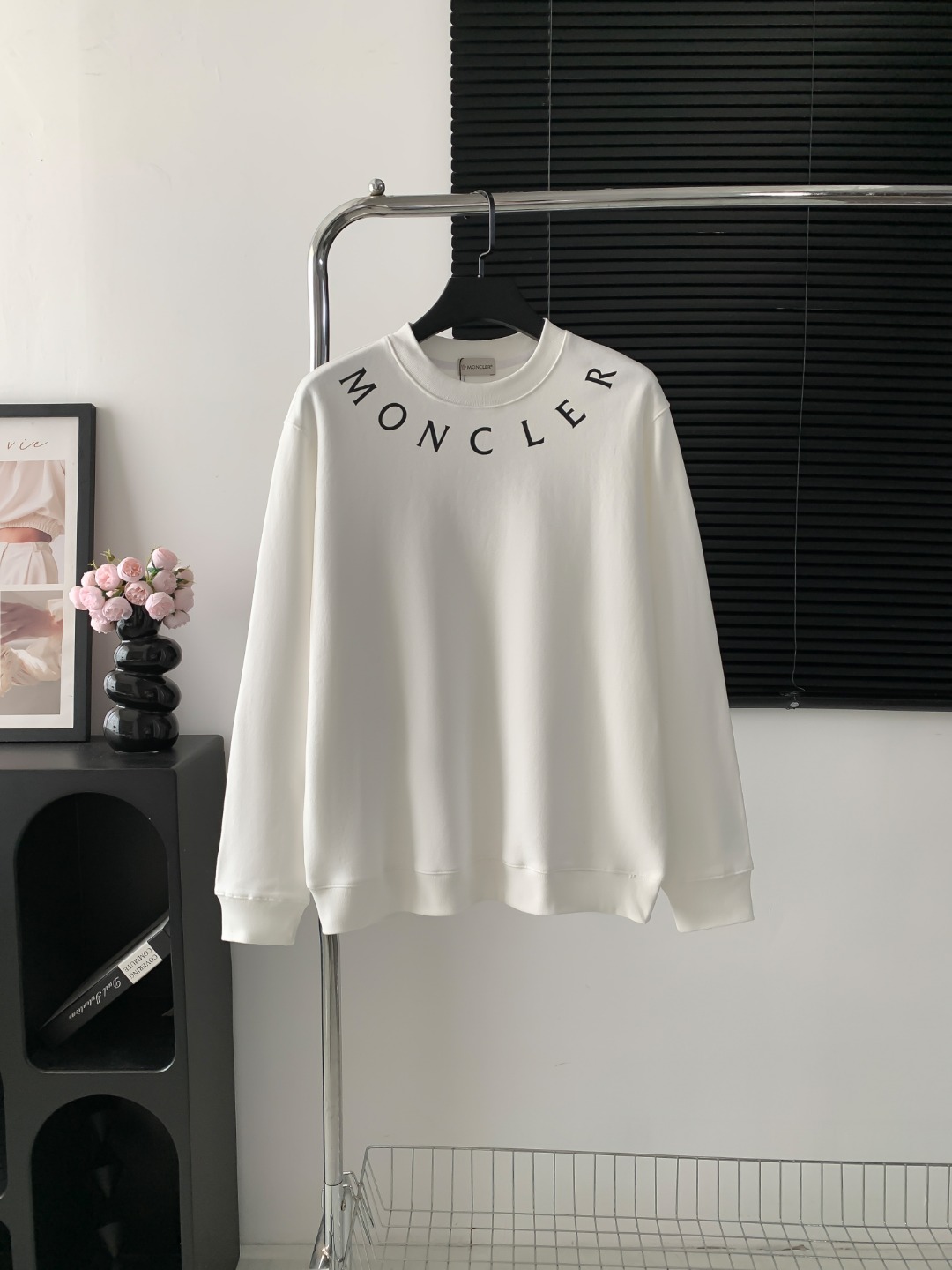 Sudadera con cuello redondo Moncler con estampado de letras y collar. El tejido es algodón puro de felpa de 400 g de al…