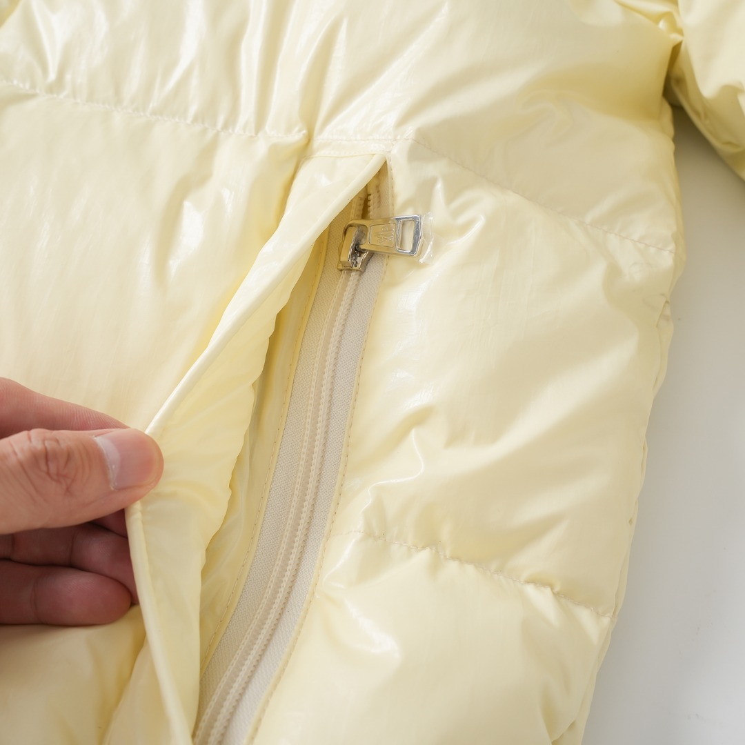 MONCLER 70周年限定款羽绒服・短款・高品質なデザイン