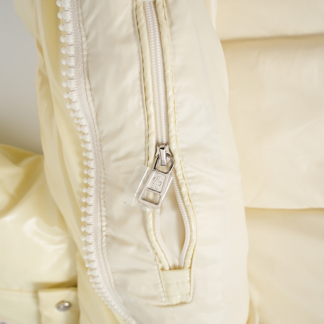 MONCLER 70周年限定款羽绒服・短款・高品質なデザイン