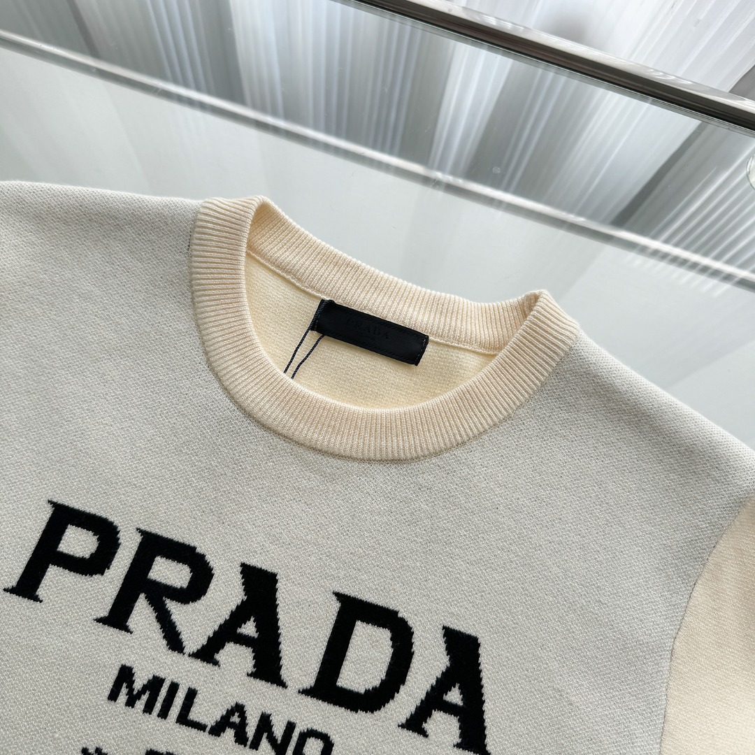 款号：M77 P135
普拉达字母大logo圆领毛衣秋冬最新款!高品质意大利进口面料，高密度针织，百搭毛衣，内搭衬衫都帅气十足!logo标志!更耐穿更加不易变形，版型极好，各种风格都能轻松hold住，冲着版型面料也要收的类型!年年被追捧的经典时尚装饰已经风靡全球!
颜色：图片色
尺码：S M L XL
