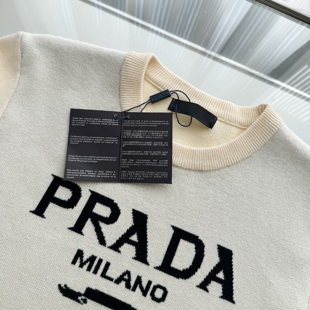 款号：M77 P135
普拉达字母大logo圆领毛衣秋冬最新款!高品质意大利进口面料，高密度针织，百搭毛衣，内搭衬衫都帅气十足!logo标志!更耐穿更加不易变形，版型极好，各种风格都能轻松hold住，冲着版型面料也要收的类型!年年被追捧的经典时尚装饰已经风靡全球!
颜色：图片色
尺码：S M L XL