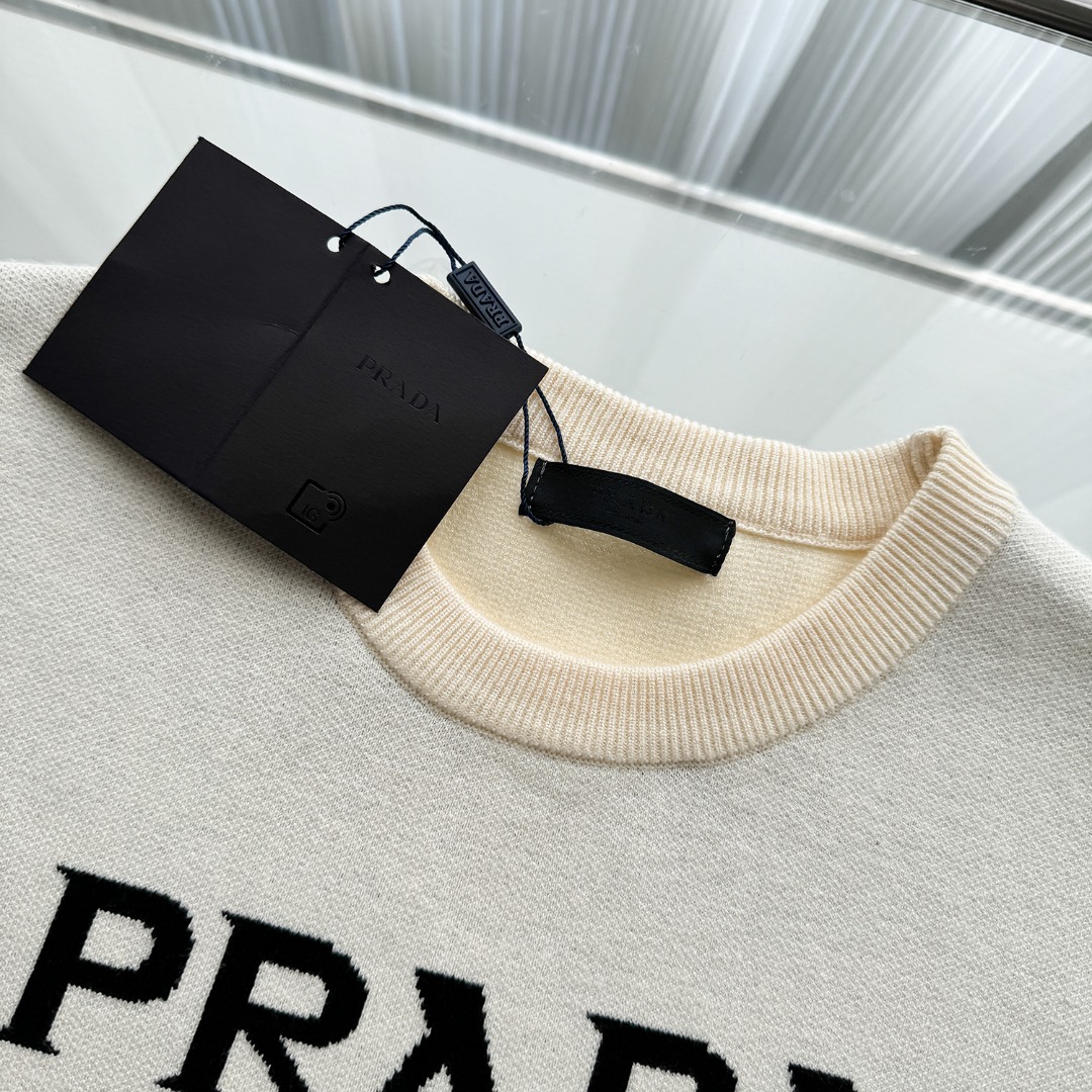 款号：M77 P135
普拉达字母大logo圆领毛衣秋冬最新款!高品质意大利进口面料，高密度针织，百搭毛衣，内搭衬衫都帅气十足!logo标志!更耐穿更加不易变形，版型极好，各种风格都能轻松hold住，冲着版型面料也要收的类型!年年被追捧的经典时尚装饰已经风靡全球!
颜色：图片色
尺码：S M L XL