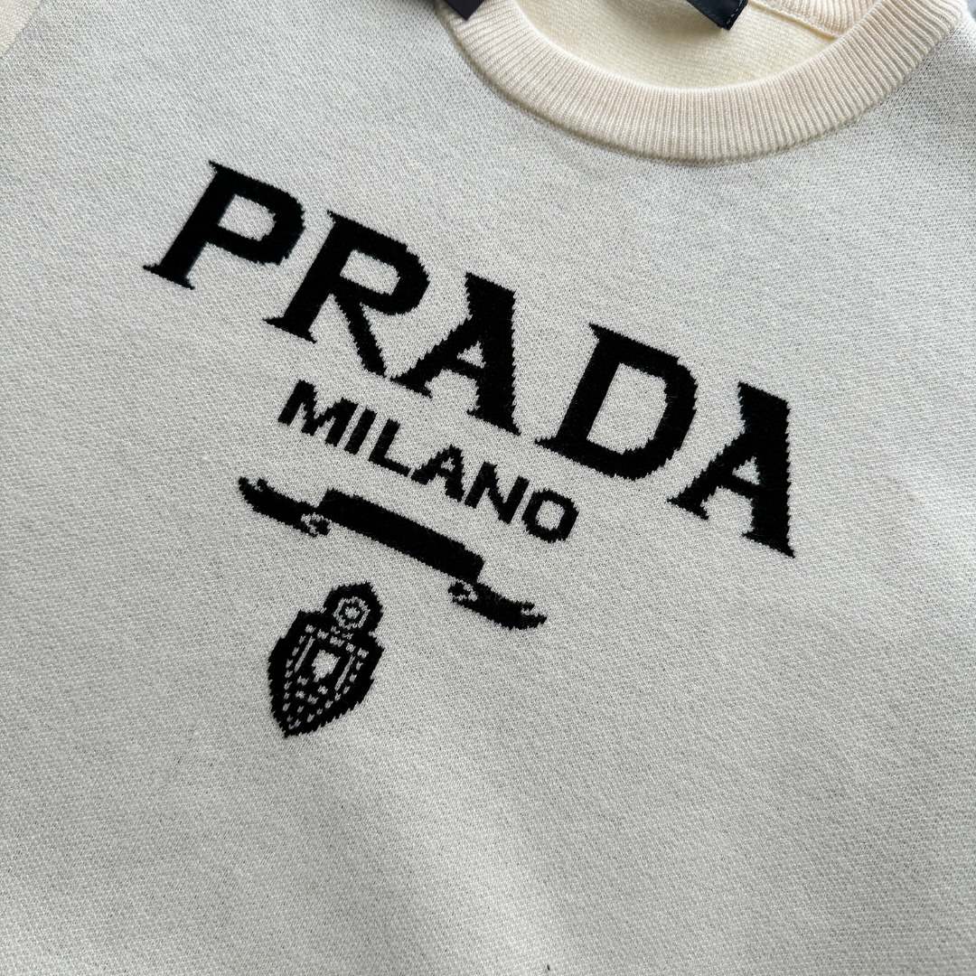 款号：M77 P135
普拉达字母大logo圆领毛衣秋冬最新款!高品质意大利进口面料，高密度针织，百搭毛衣，内搭衬衫都帅气十足!logo标志!更耐穿更加不易变形，版型极好，各种风格都能轻松hold住，冲着版型面料也要收的类型!年年被追捧的经典时尚装饰已经风靡全球!
颜色：图片色
尺码：S M L XL