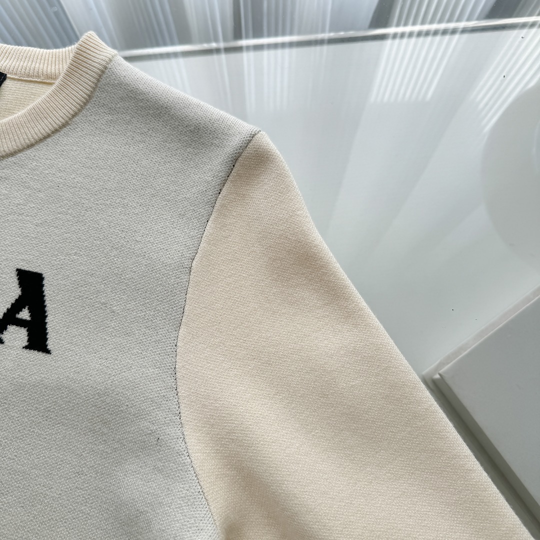 款号：M77 P135
普拉达字母大logo圆领毛衣秋冬最新款!高品质意大利进口面料，高密度针织，百搭毛衣，内搭衬衫都帅气十足!logo标志!更耐穿更加不易变形，版型极好，各种风格都能轻松hold住，冲着版型面料也要收的类型!年年被追捧的经典时尚装饰已经风靡全球!
颜色：图片色
尺码：S M L XL