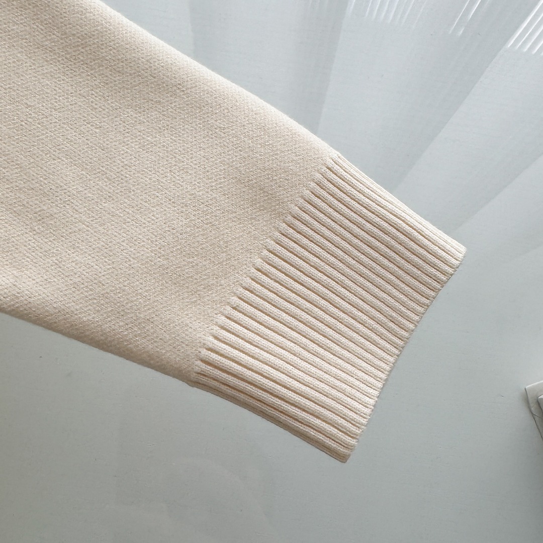 款号：M77 P135
普拉达字母大logo圆领毛衣秋冬最新款!高品质意大利进口面料，高密度针织，百搭毛衣，内搭衬衫都帅气十足!logo标志!更耐穿更加不易变形，版型极好，各种风格都能轻松hold住，冲着版型面料也要收的类型!年年被追捧的经典时尚装饰已经风靡全球!
颜色：图片色
尺码：S M L XL