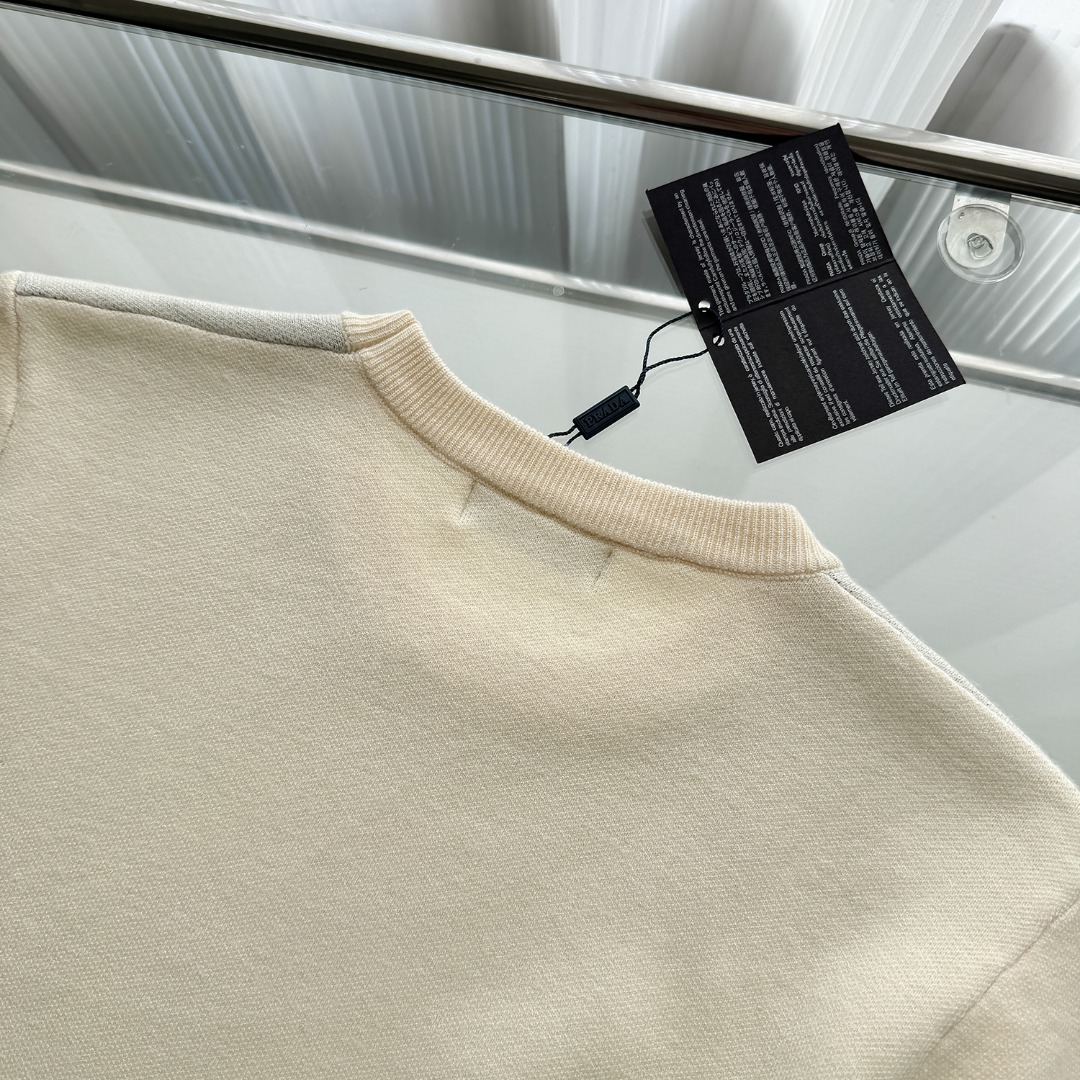 款号：M77 P135
普拉达字母大logo圆领毛衣秋冬最新款!高品质意大利进口面料，高密度针织，百搭毛衣，内搭衬衫都帅气十足!logo标志!更耐穿更加不易变形，版型极好，各种风格都能轻松hold住，冲着版型面料也要收的类型!年年被追捧的经典时尚装饰已经风靡全球!
颜色：图片色
尺码：S M L XL