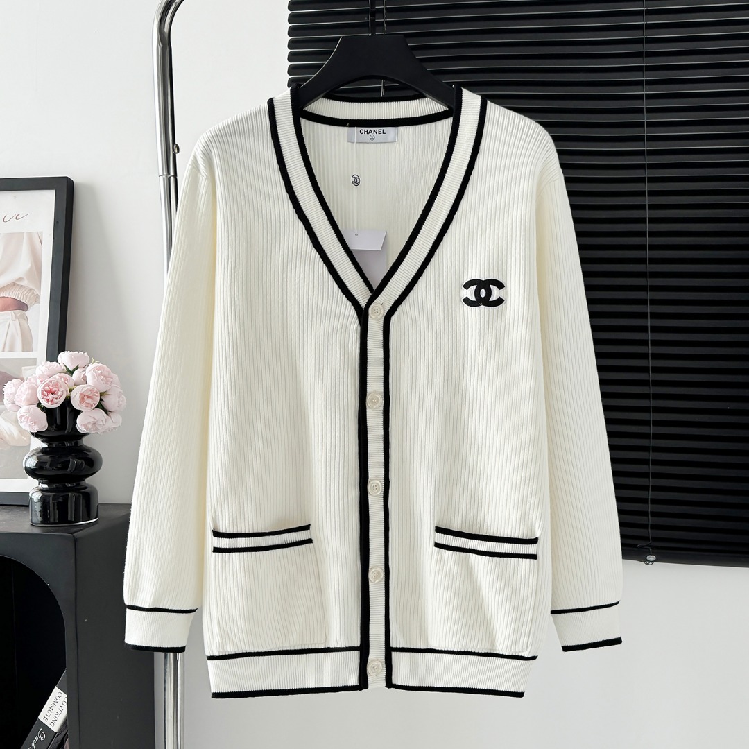 High-Quality Italian Sweater by Chanel: Durable, Stylish, and Imported Fabric in White - 图片 1