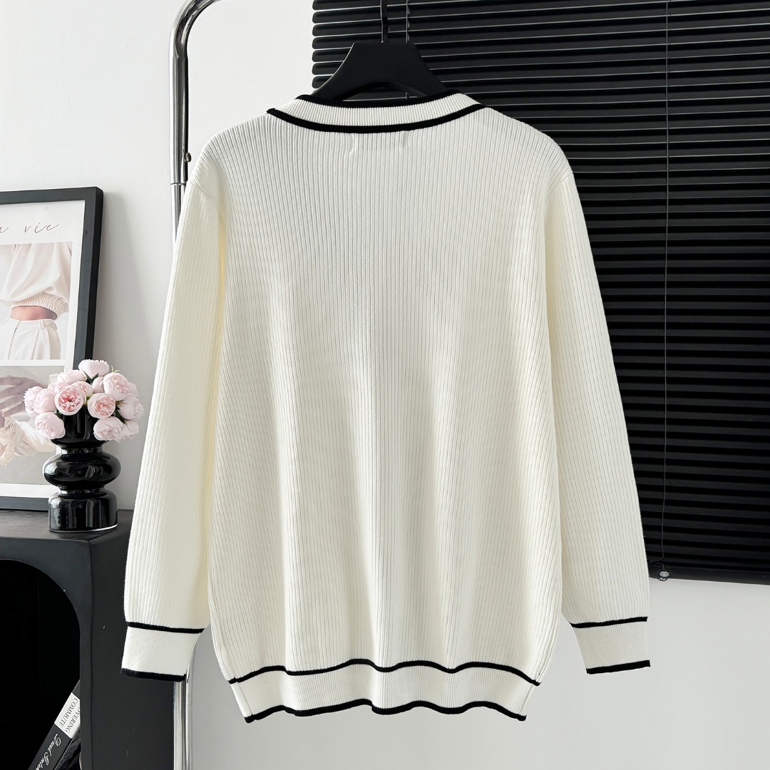 High-Quality Italian Sweater by Chanel: Durable, Stylish, and Imported Fabric in White - 图片 2