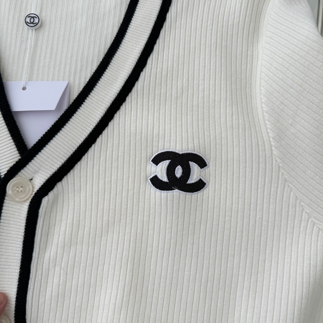 High-Quality Italian Sweater by Chanel: Durable, Stylish, and Imported Fabric in White - 图片 4