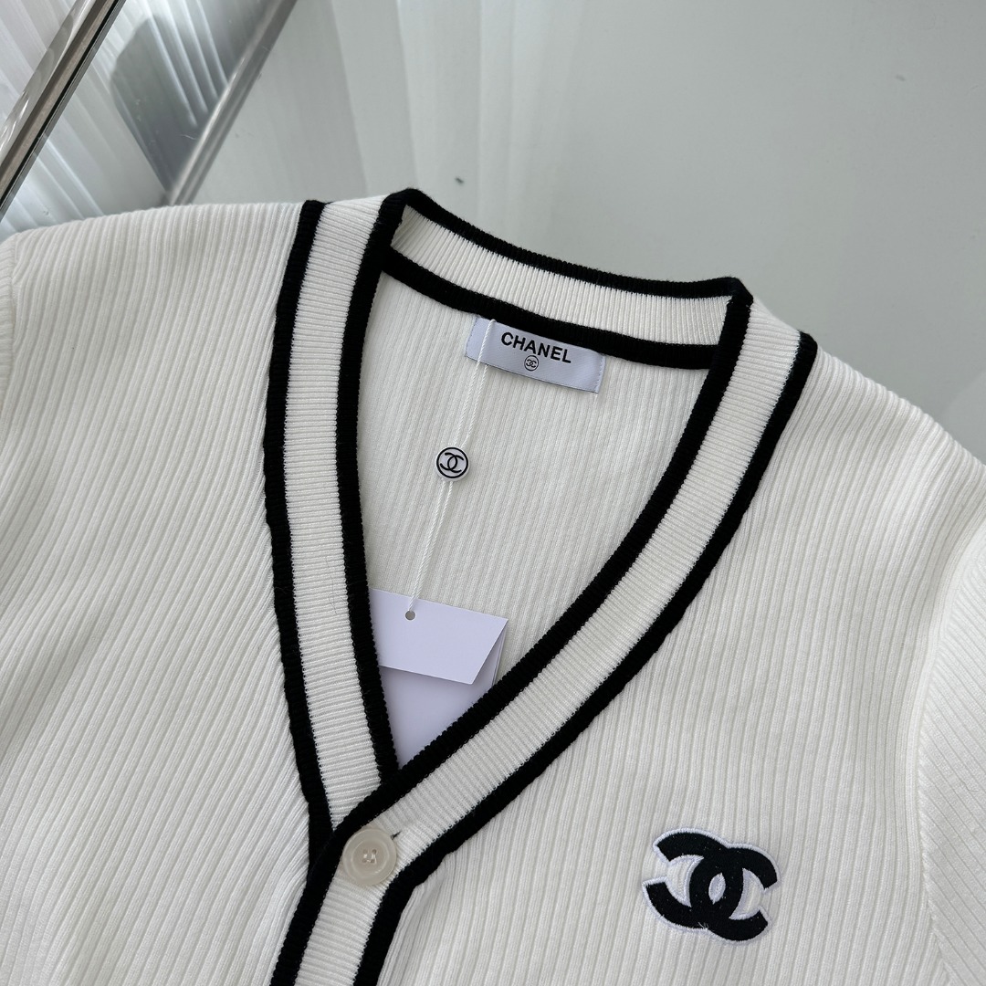 High-Quality Italian Sweater by Chanel: Durable, Stylish, and Imported Fabric in White - 图片 3