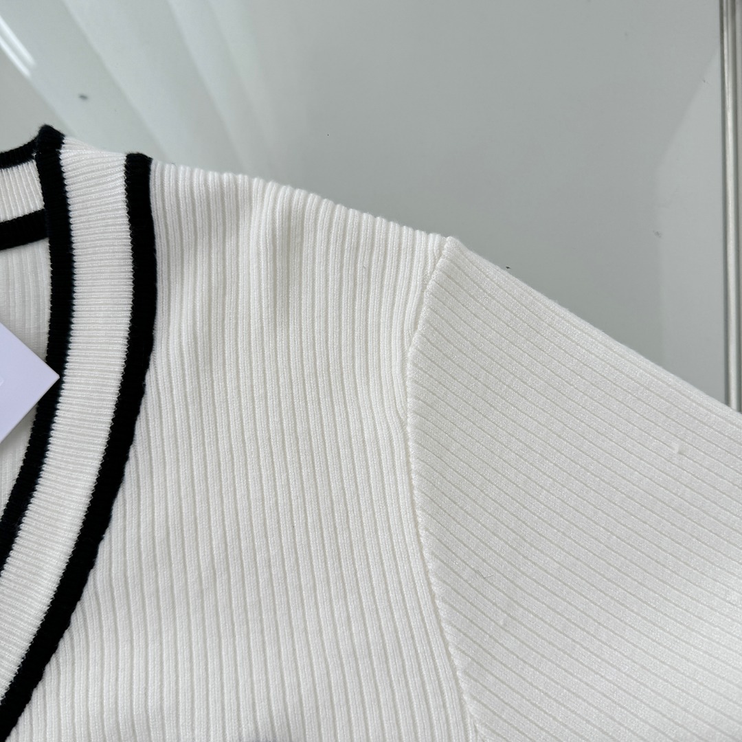 High-Quality Italian Sweater by Chanel: Durable, Stylish, and Imported Fabric in White - 图片 6