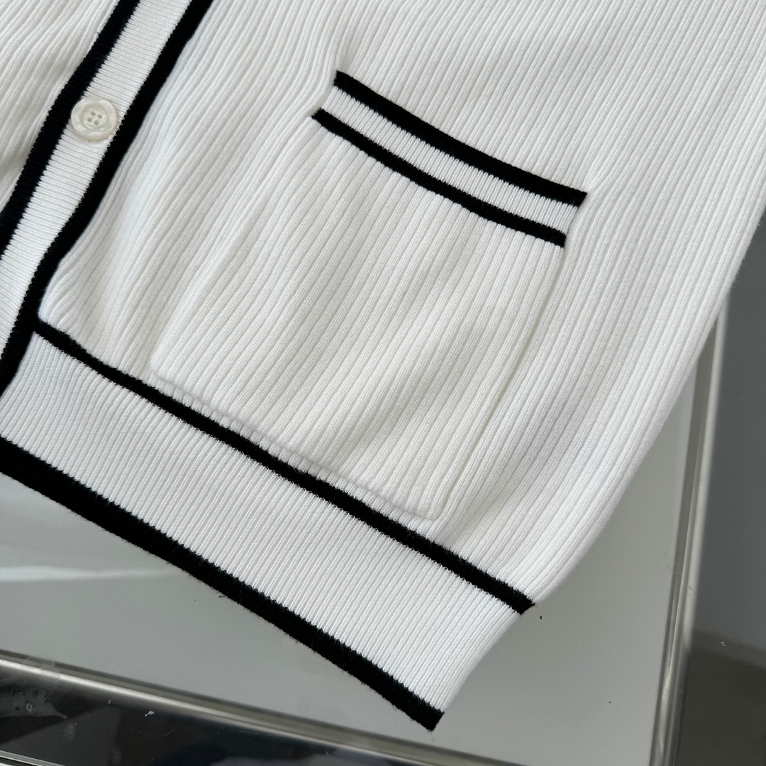 High-Quality Italian Sweater by Chanel: Durable, Stylish, and Imported Fabric in White - 图片 7