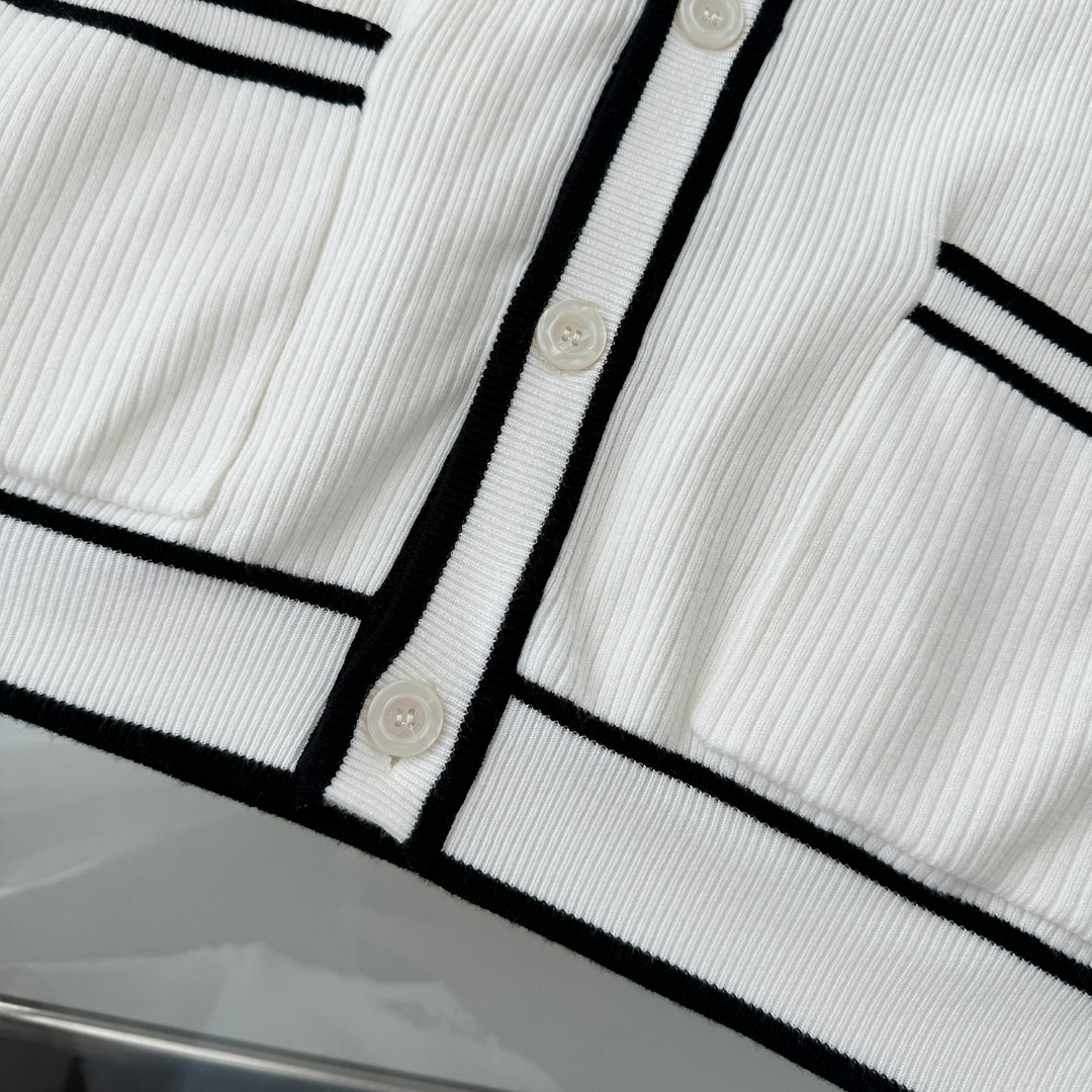 High-Quality Italian Sweater by Chanel: Durable, Stylish, and Imported Fabric in White - 图片 8