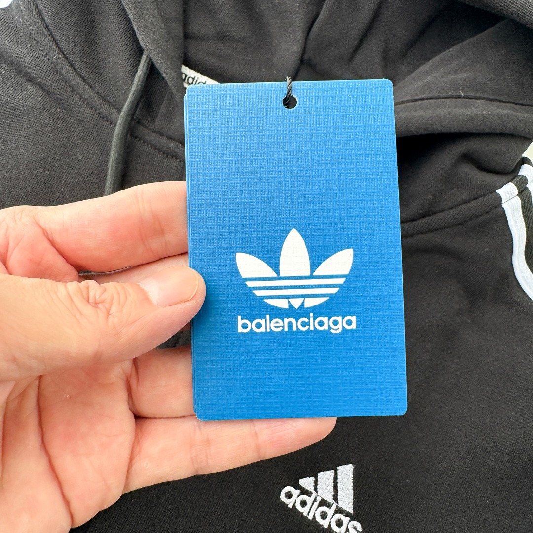 CDC W135 Embroidered Logo Hoodie with Heavy Cotton Fabric in Black - 图片 5