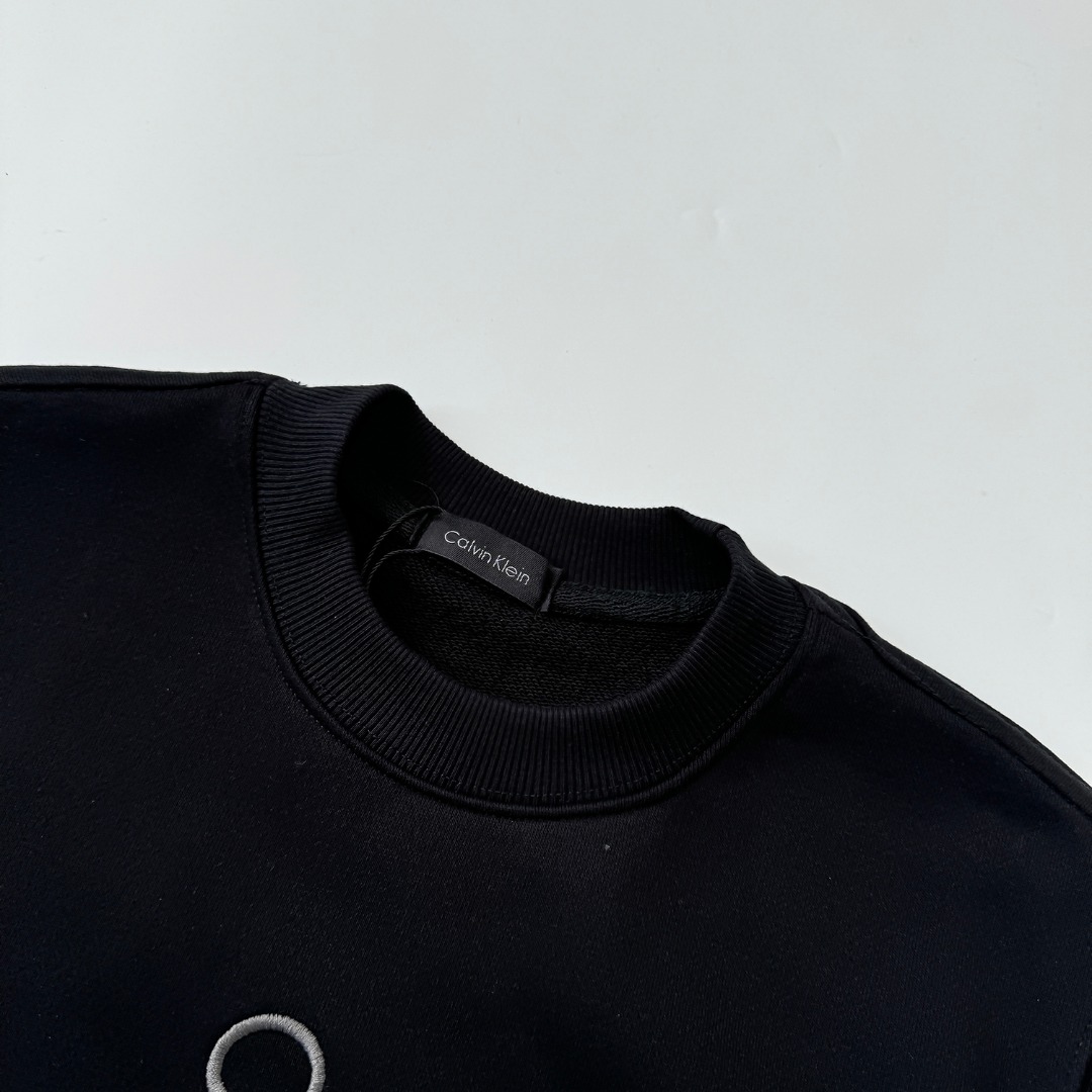 CDC W165: CK Letter Embroidery Round Collar Sweater in Black and White - 图片 3