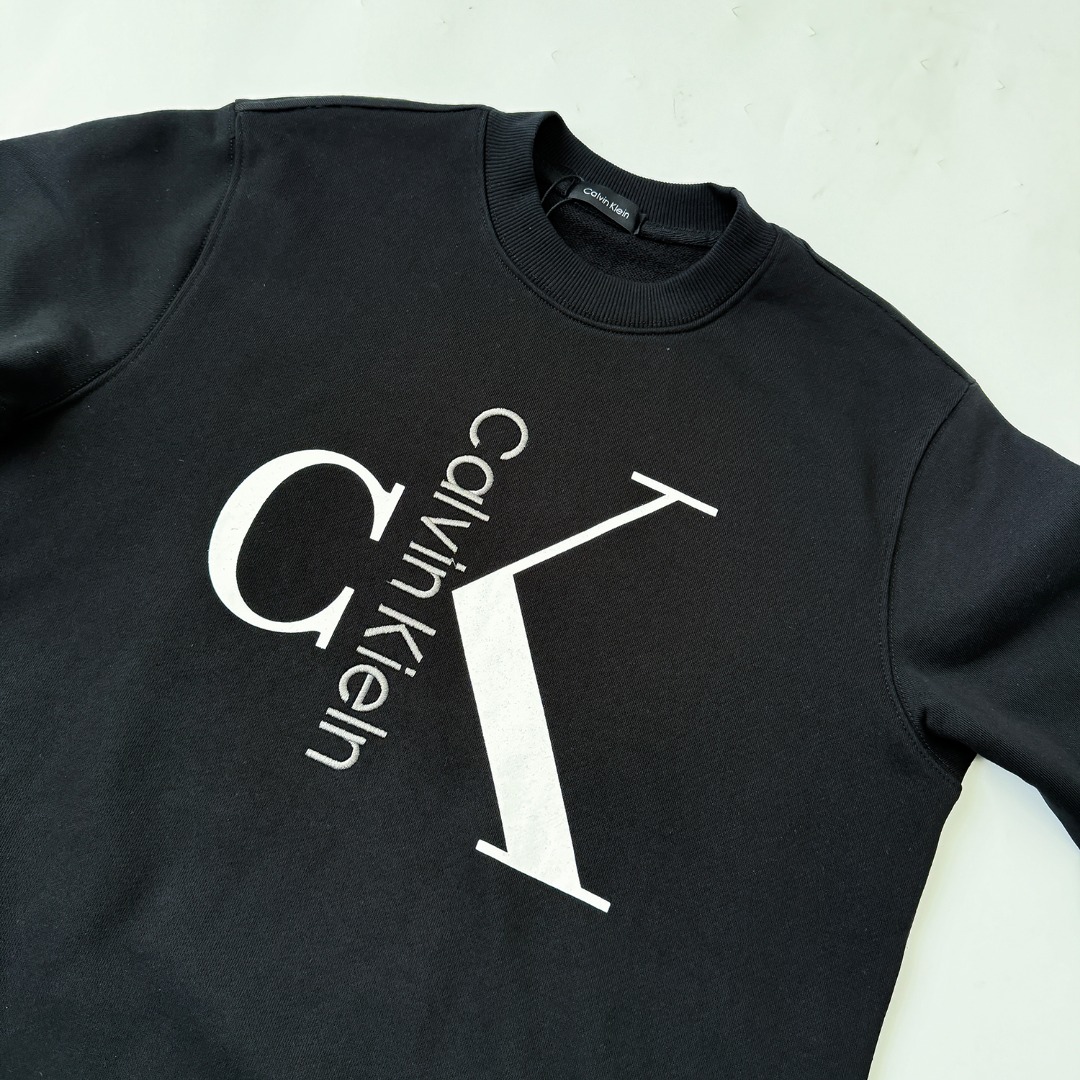 CDC W165: CK Letter Embroidery Round Collar Sweater in Black and White - 图片 4