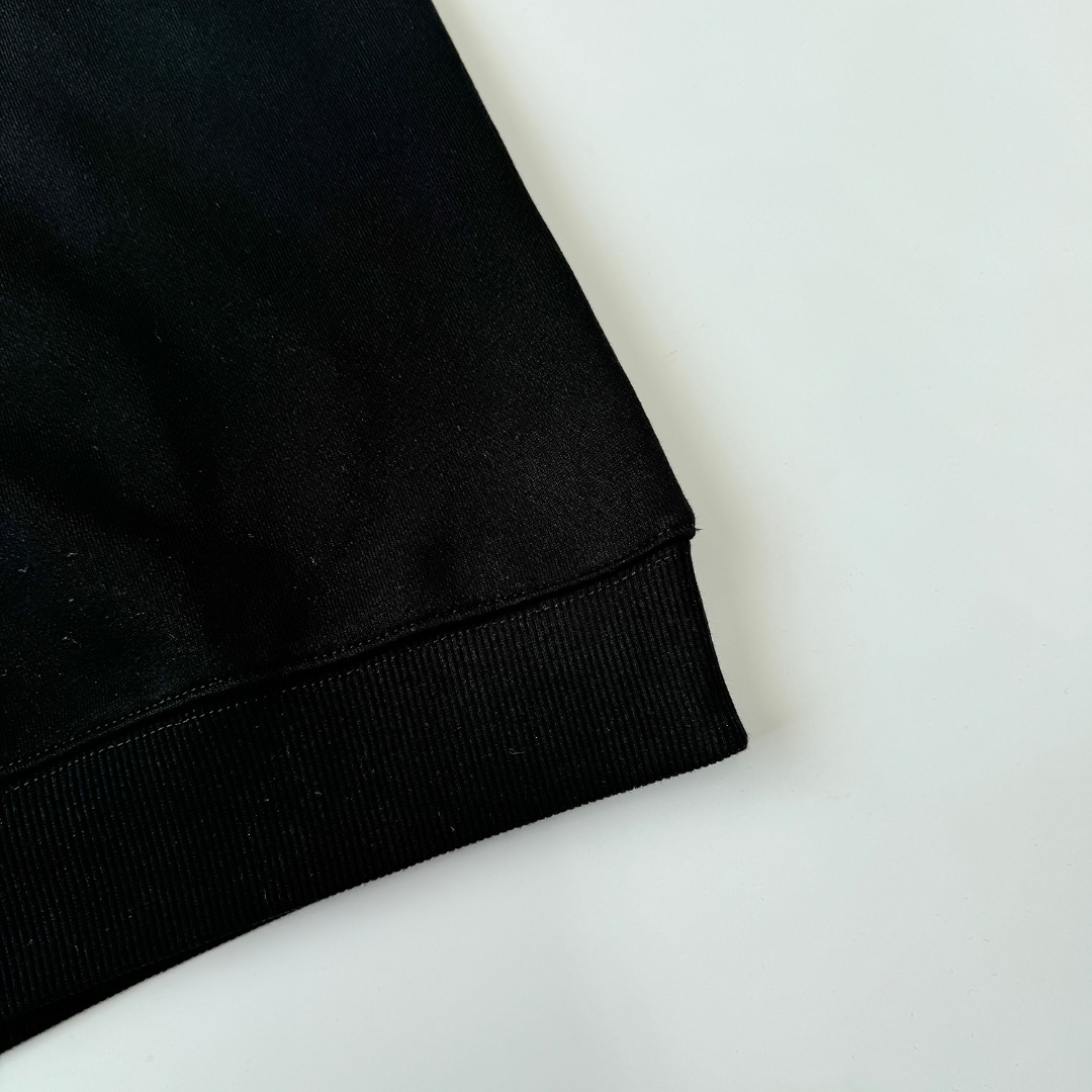 CDC W165: CK Letter Embroidery Round Collar Sweater in Black and White - 图片 5