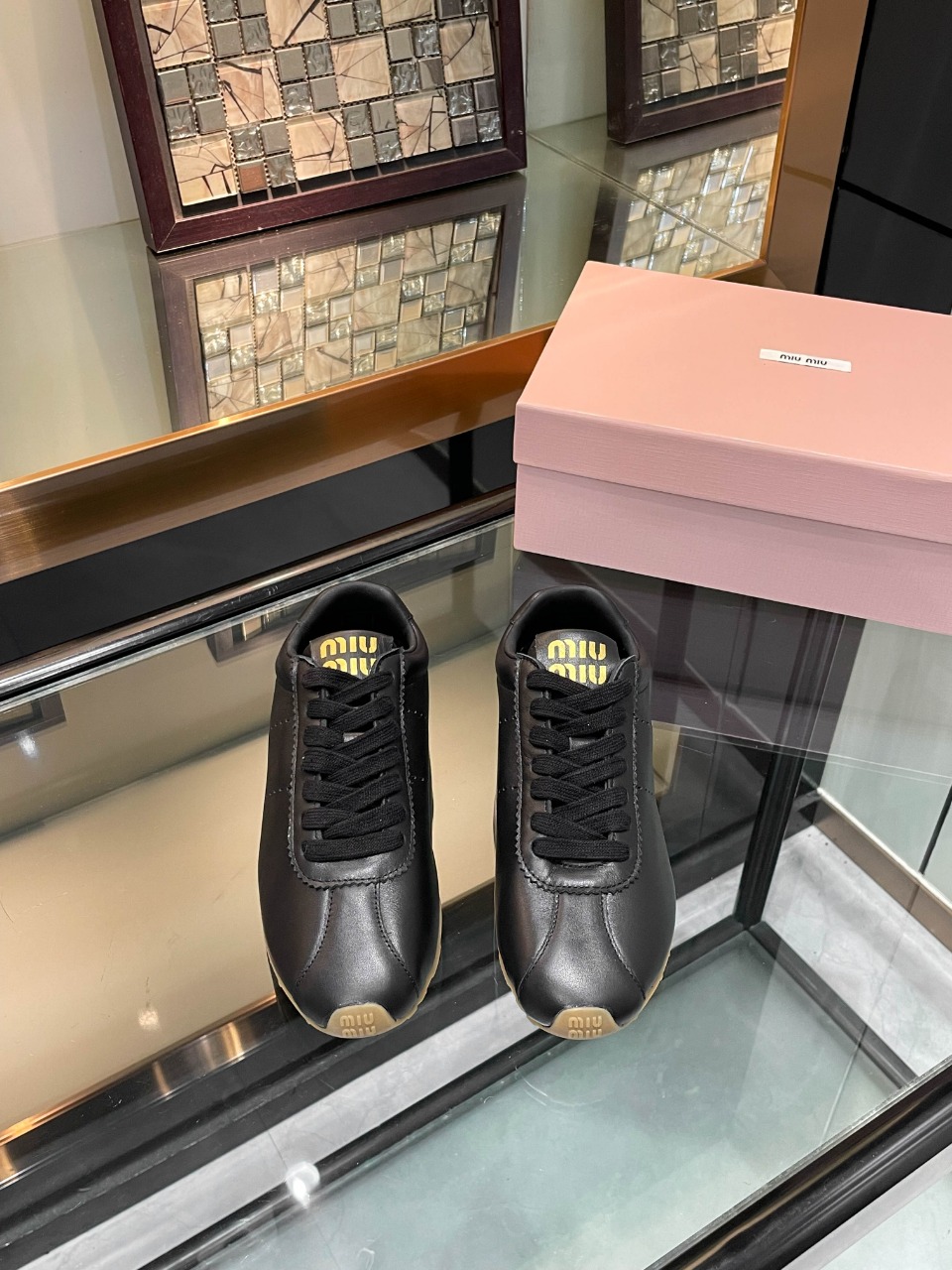 NO:256351,Miumiu's new casual white shoes for summer. Muumi is so girlish this season! This series is really beautiful. The simple design and the old style are really retro! Handmade and used to polish the skin. The leather of the shoe is imported from Italy. The inner foot pads are all cowhide. The original TPU big soles feel very soft! ! Size 35-39 (34, 40 customized, no return or exchange), casual shoes/sports shoes, miumiu, sneakers, cowhide19860909Miumiu 夏季新款休闲小白鞋 缪缪这一季也太少女了吧！这款系列真的太好看了 简约的设计搭配做旧的风格真的很复古！手工做旧擦色 整鞋皮料选用进口意大利进口牛皮 內里垫脚均是牛皮 原版TPU大底脚感很柔软！！ 码数35-39(34,40定做,不退换),休闲鞋/运动鞋,miumiu,sneakers,cowhide,Women's Shoes