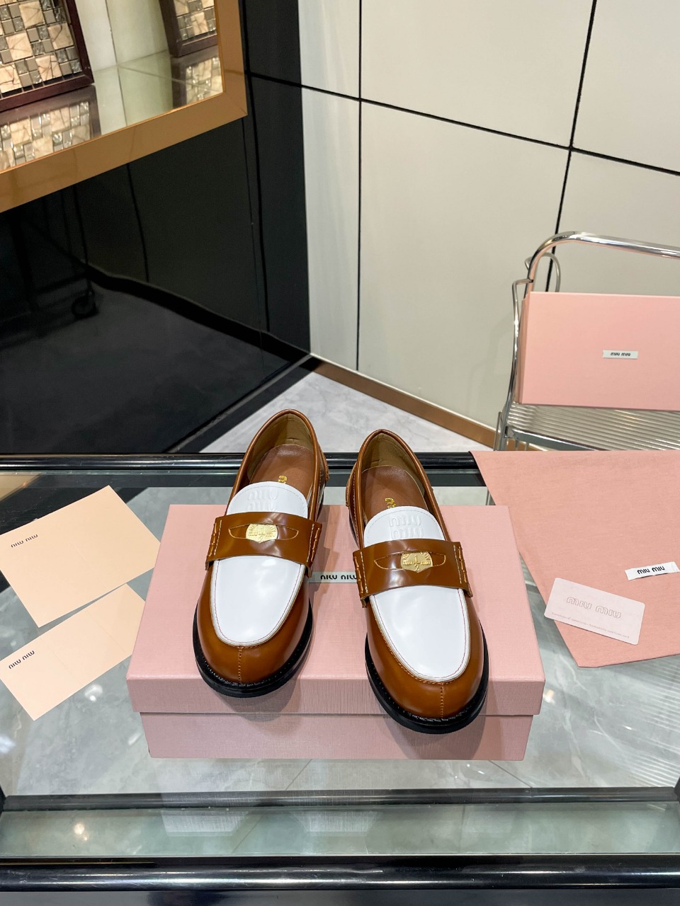 NO:234967,MiuMiu 24FW Show gold coins loafers Miu girls’ new color loafers are here!  This autumn and winter, a new retro old color, cowhide material!  Miu is so popular this year!  They are all that kind of old leather. They look super good when worn. Fashion trendsetter. The upper is opened with edge beads/suede. The original molded and outsole is opened with sizes 35-40 (40 customized without return and exchange) Open with edge beads: Suede:, loafers, miumiu, loafers, cowhide, chamois leather19860909MiuMiu 24FW 走秀金币乐福鞋 Miu女孩们的新色乐福来啦！今年秋冬的复古做旧的新色 牛皮材质！今年Miu爆火的不要不要的！都是那种做旧的皮质 穿上超好看 时尚界的弄潮儿 鞋面开边珠/麂皮 大底原版开模大底 码数35-40（40定制不退换） 开边珠: 麂皮:,乐福鞋,miumiu,loafers,cowhide,chamois leather,Women's Shoes