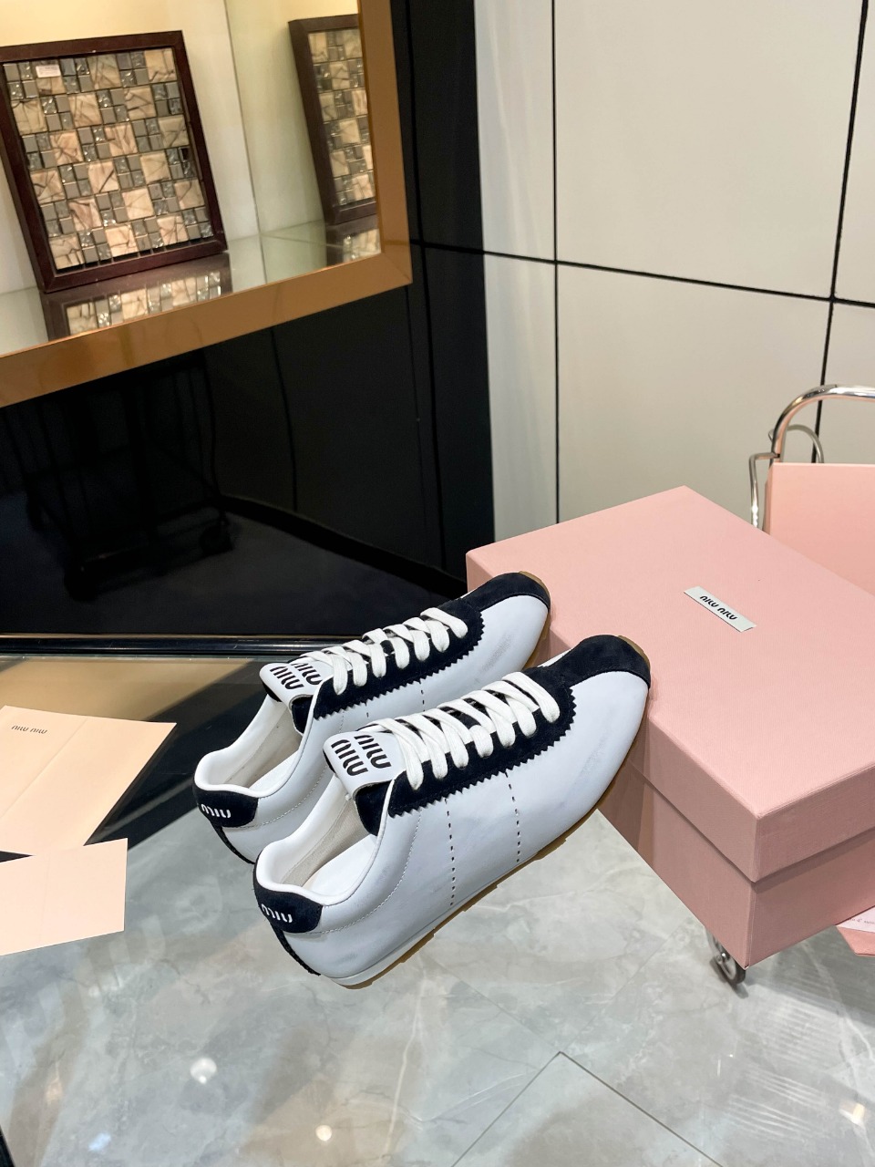 NO:234959,Miumiu 2025 new casual white shoes for summer. Miumiu is so girlish this season! This series is really beautiful. The simple design and the old style are really retro! Handmade and used to polish the skin. The leather of the shoe is imported from Italy. The inner foot pads are all cowhide. The original TPU big soles feel very soft! ! Size 35-39 (34, 40 customized, no return or exchange), casual shoes/sports shoes, miumiu, sneakers, cowhide19860909Miumiu 2025 夏季新款休闲小白鞋 缪缪这一季也太少女了吧！这款系列真的太好看了 简约的设计搭配做旧的风格真的很复古！手工做旧擦色 整鞋皮料选用进口意大利进口牛皮 內里垫脚均是牛皮 原版TPU大底脚感很柔软！！ 码数35-39(34,40定做,不退换),休闲鞋/运动鞋,miumiu,sneakers,cowhide,Women's Shoes