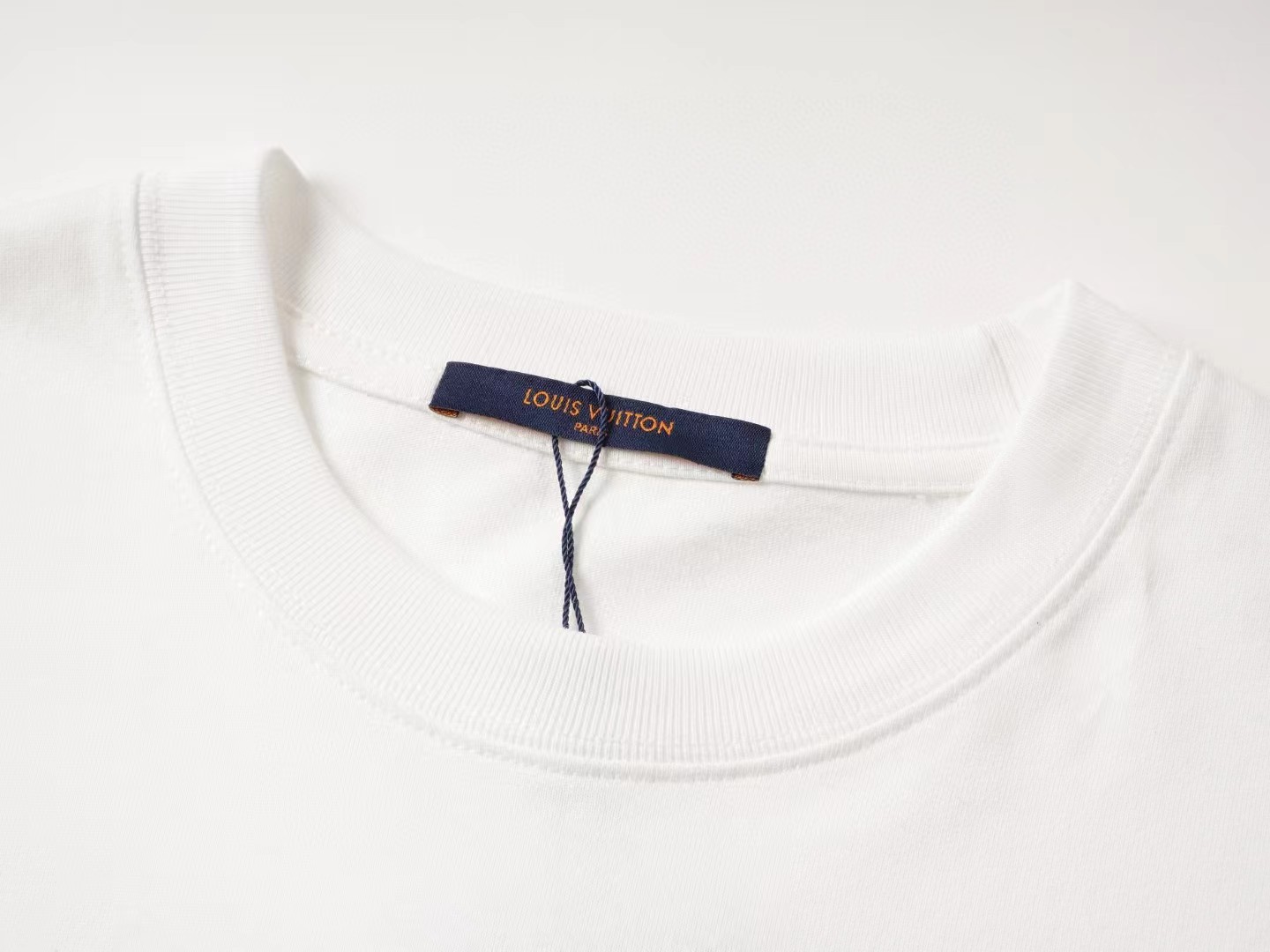 Show新推荐这款轻质棉质针织衫的简易T恤印有该系列的1v新年年系列这件图形作品以龙的元素彩色印花创意能