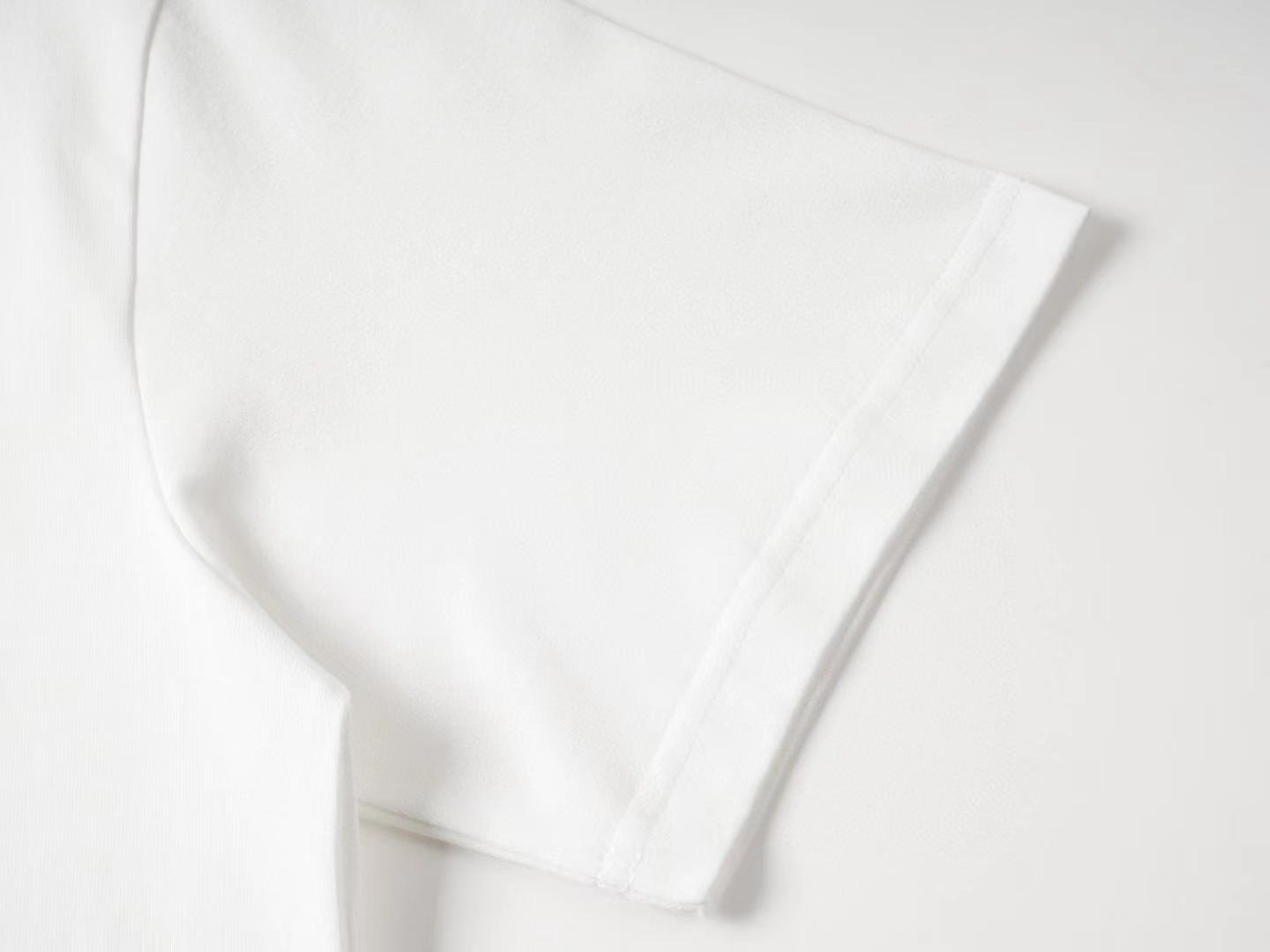Show新推荐这款轻质棉质针织衫的简易T恤印有该系列的1v新年年系列这件图形作品以龙的元素彩色印花创意能