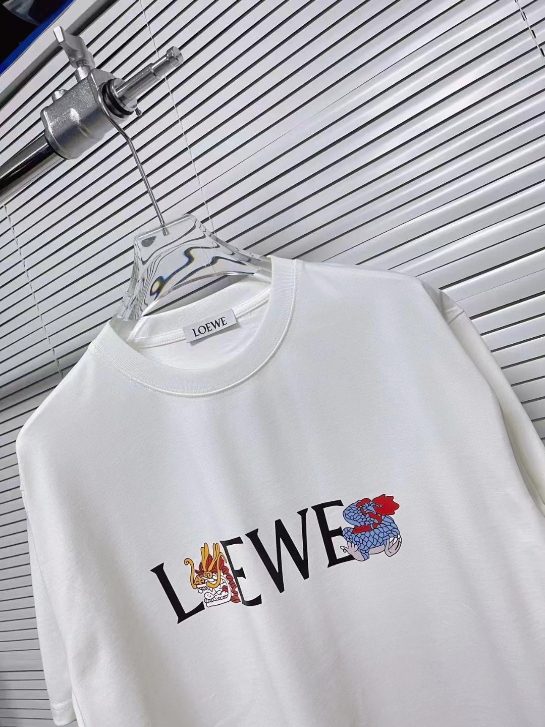 Loew*罗意威2024龙年新款个性字母logo印花短袖t恤定制面料男女同款尺码XsL颜色黑色白色款号:
