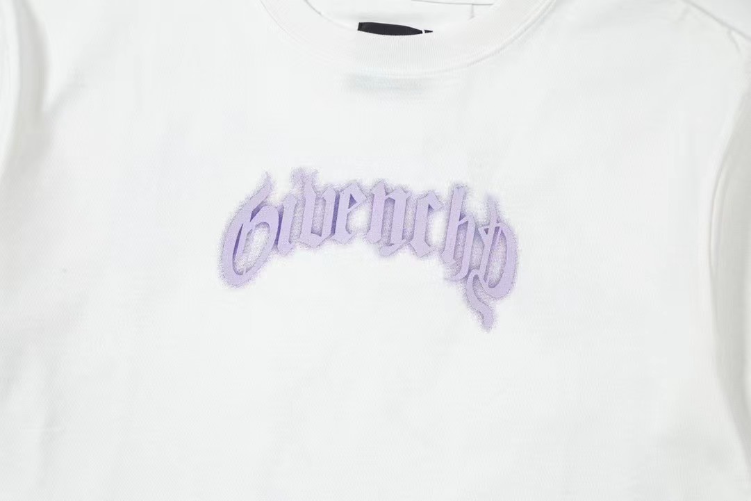Givenchy纪梵希24ss闪电圆领短袖T恤采用32支双纱280g重面料对色定染面料超精细平网印花工艺