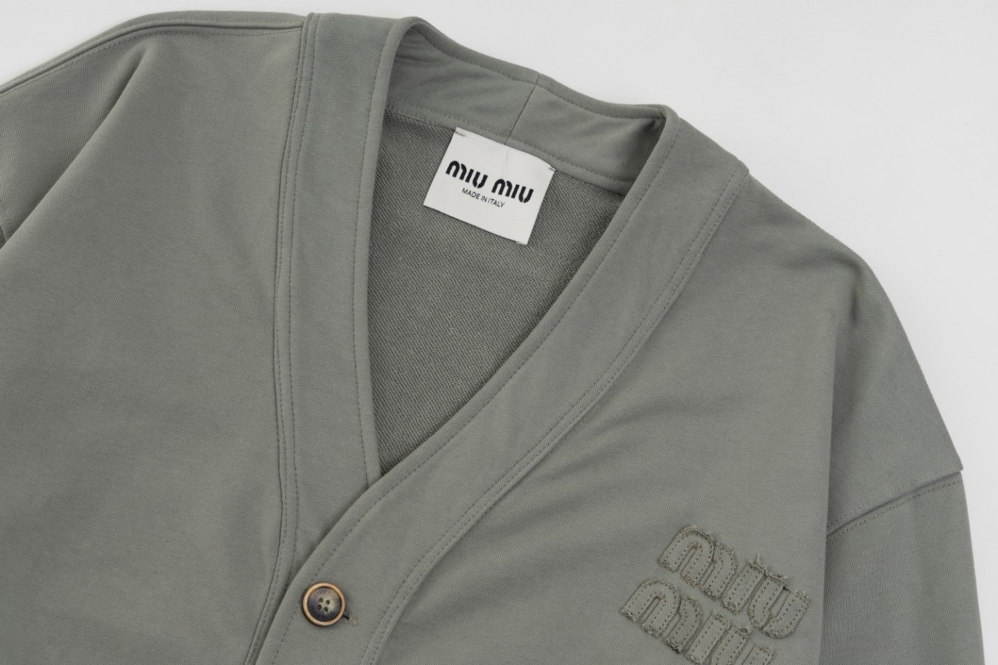 Miu Miu Gray Shirt in Various Sizes with Custom-Made Details for Gender-Neutral Wear - 图片 4