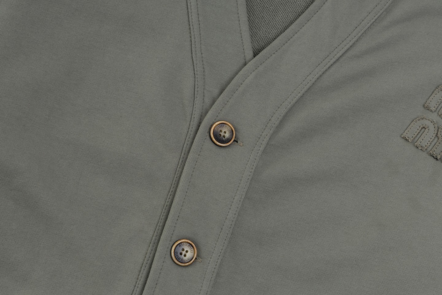 Miu Miu Gray Shirt in Various Sizes with Custom-Made Details for Gender-Neutral Wear - 图片 5