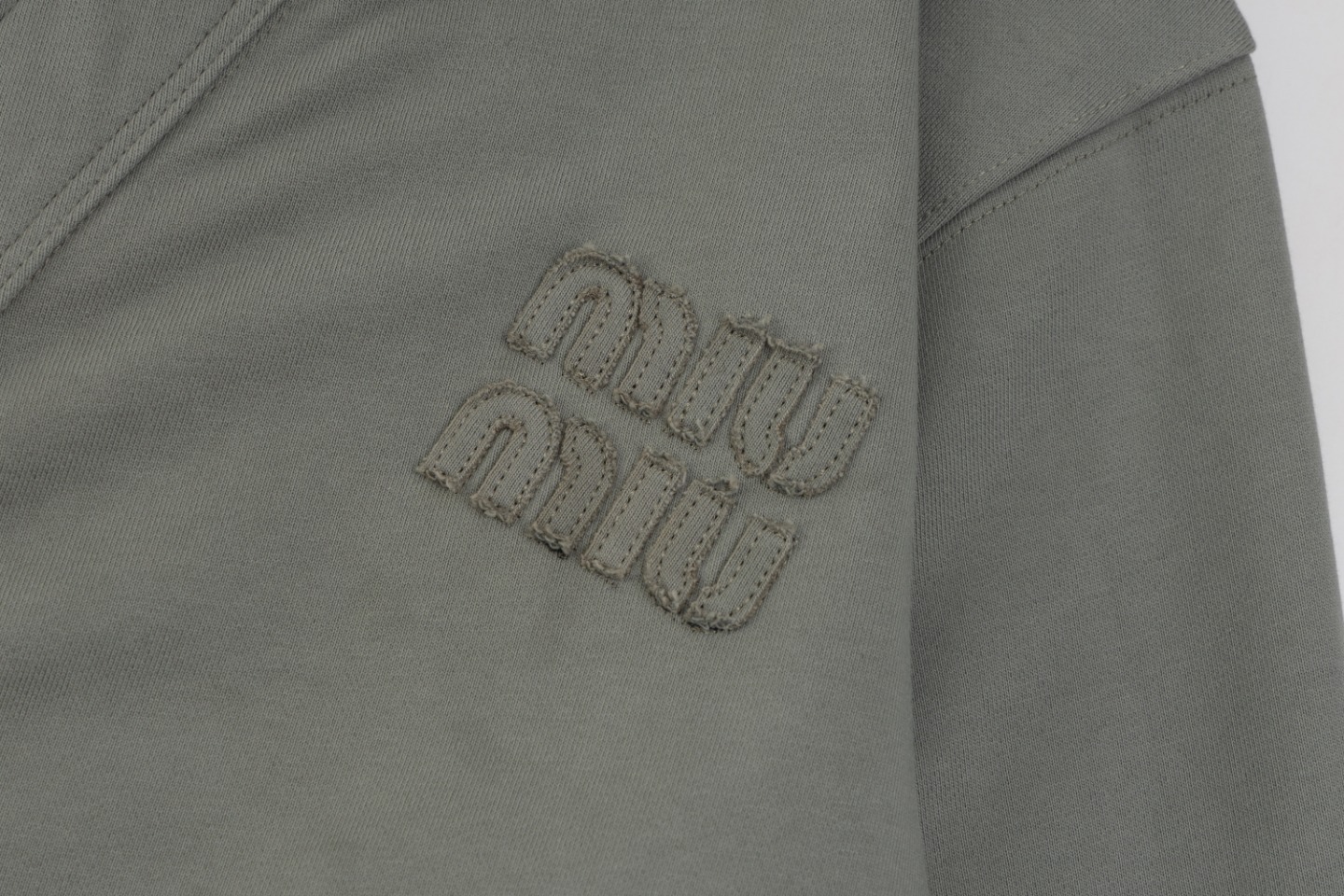 Miu Miu Gray Shirt in Various Sizes with Custom-Made Details for Gender-Neutral Wear - 图片 6